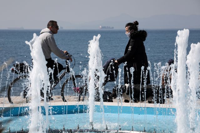 Κόσμος στην παραλία για βόλτα