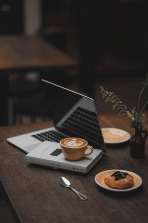 laptop καφές