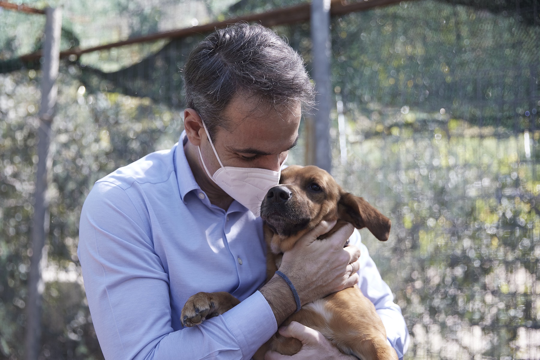 Μητσοτάκης αδέσποτα: Στο καταφύγιο ζώων της Ηλιούπολης ο πρωθυπουργός