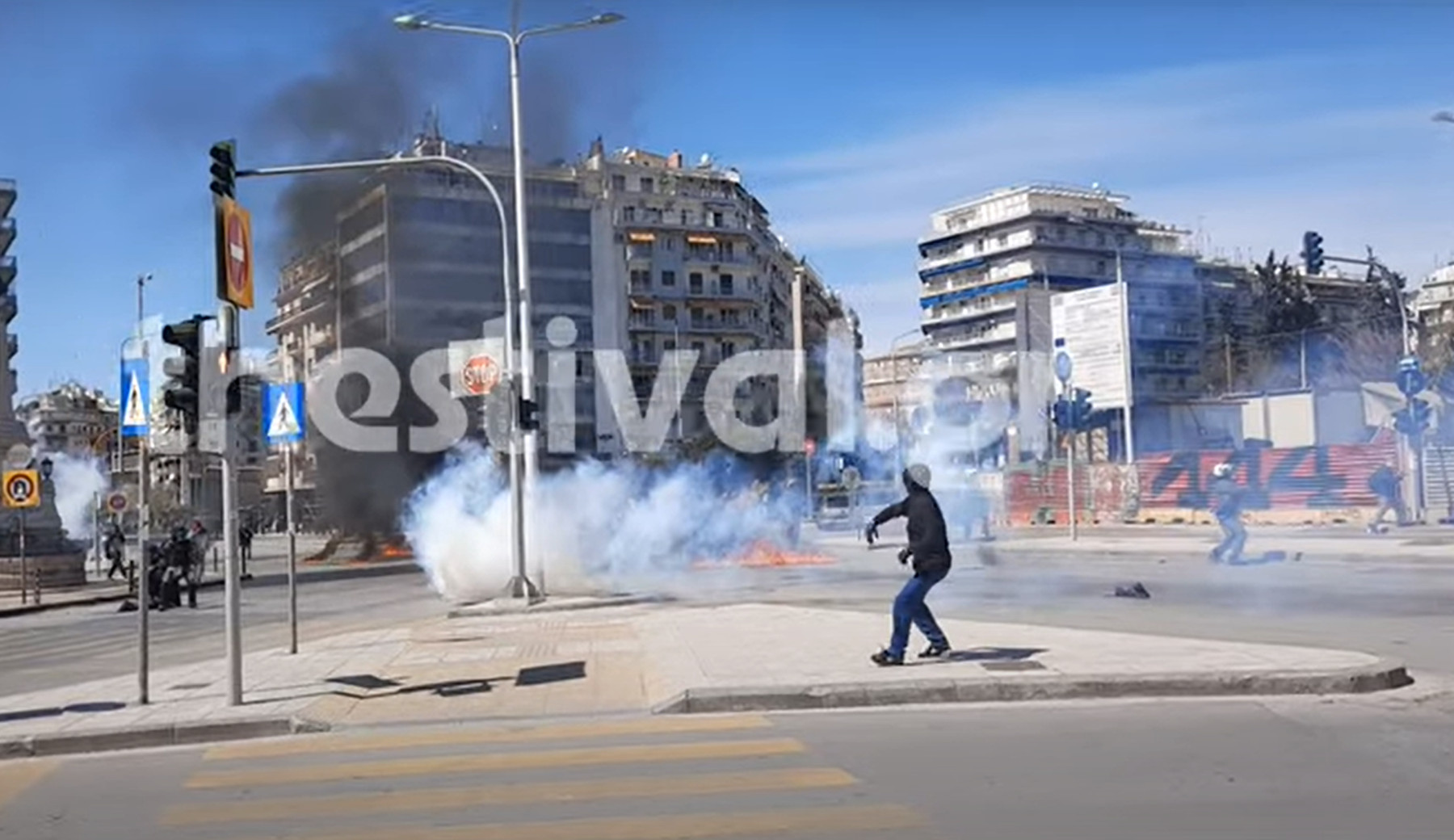 Μολότοφ Θεσσαλονίκη: Βίντεο ντοκουμέντο με τον κουκουλοφόρο