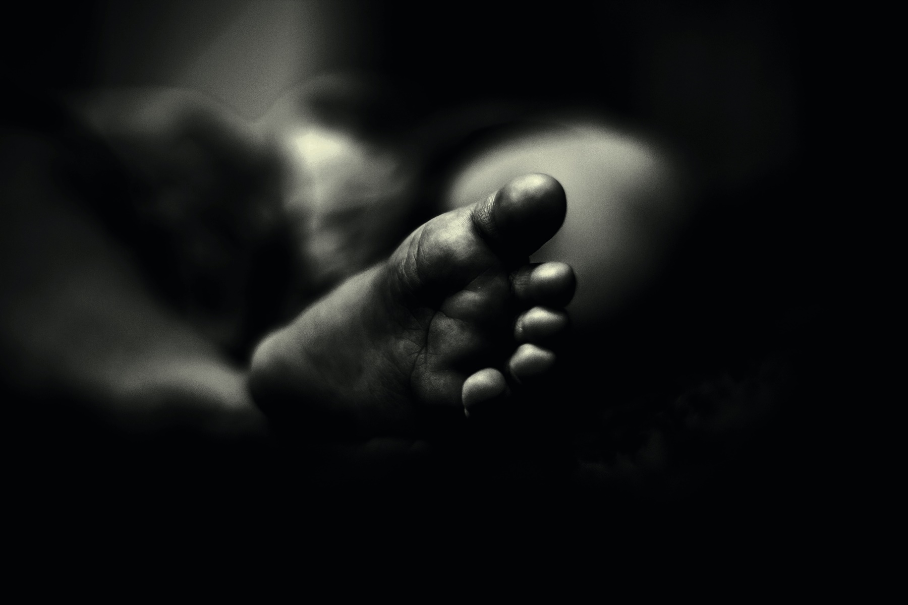 Βρέφος Ασπρόπυργος: Νεογέννητο εντοπίστηκε γυμνό στο χώμα
