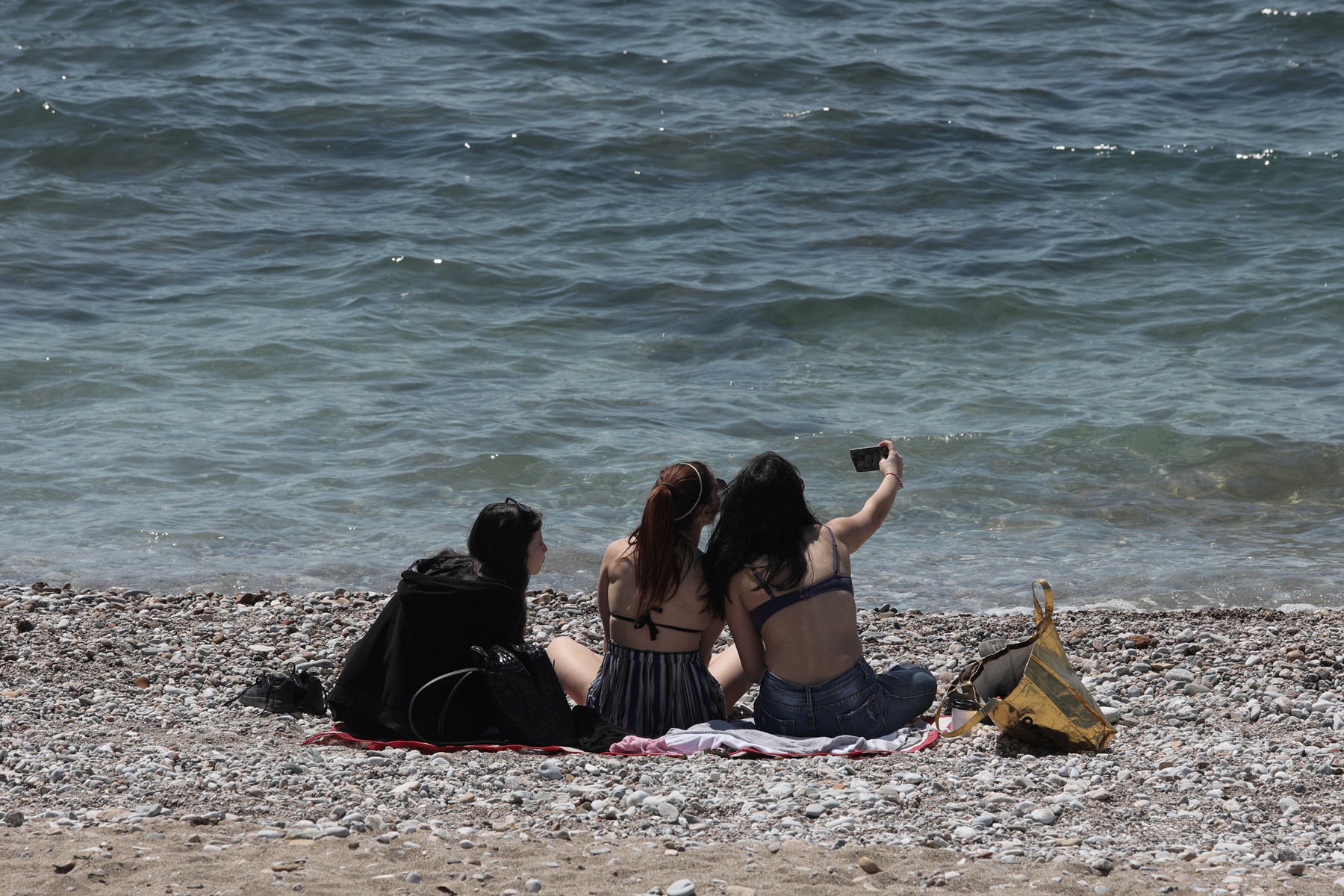 Παραλίες σήμερα: Οι Αθηναίοι βγήκαν να ξεσκάσουν (pics – vid)