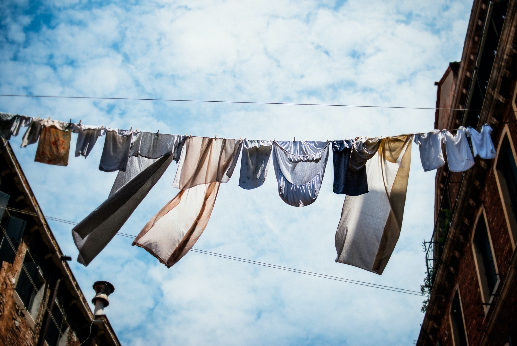 Τους έκλεψαν τα ρούχα από τα σχοινιά: Σε απόγνωση ιδιοκτήτες σπιτιού στη Λαμία
