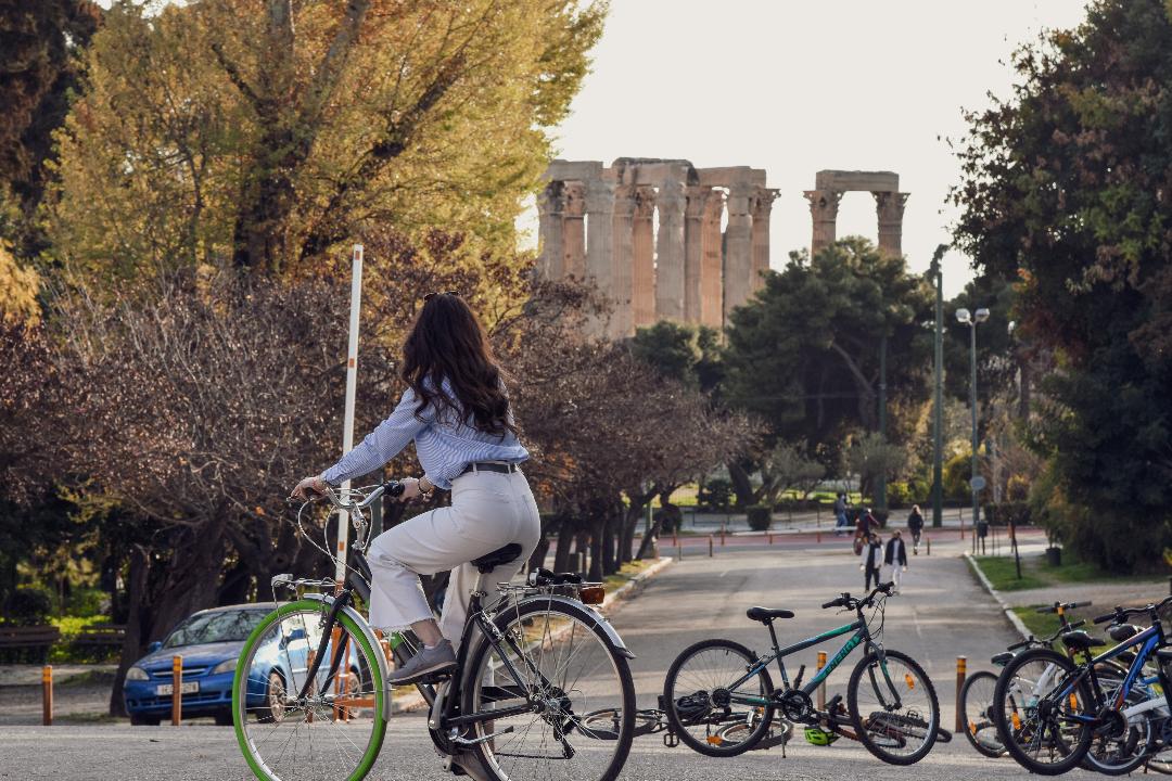 Ανακάλυψε τη “νέα” Αθήνα πάνω στο ποδήλατο
