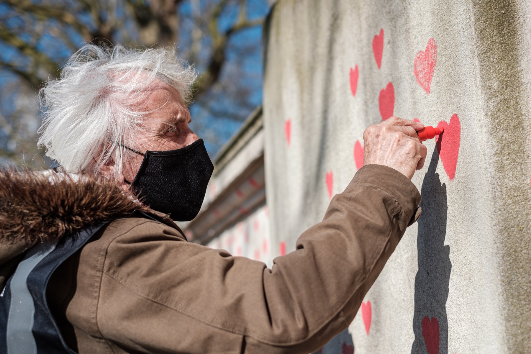 Λονδίνο τοίχος μνήμης: Καρδιές και ονόματα χιλιάδων νεκρών του κορονοϊού