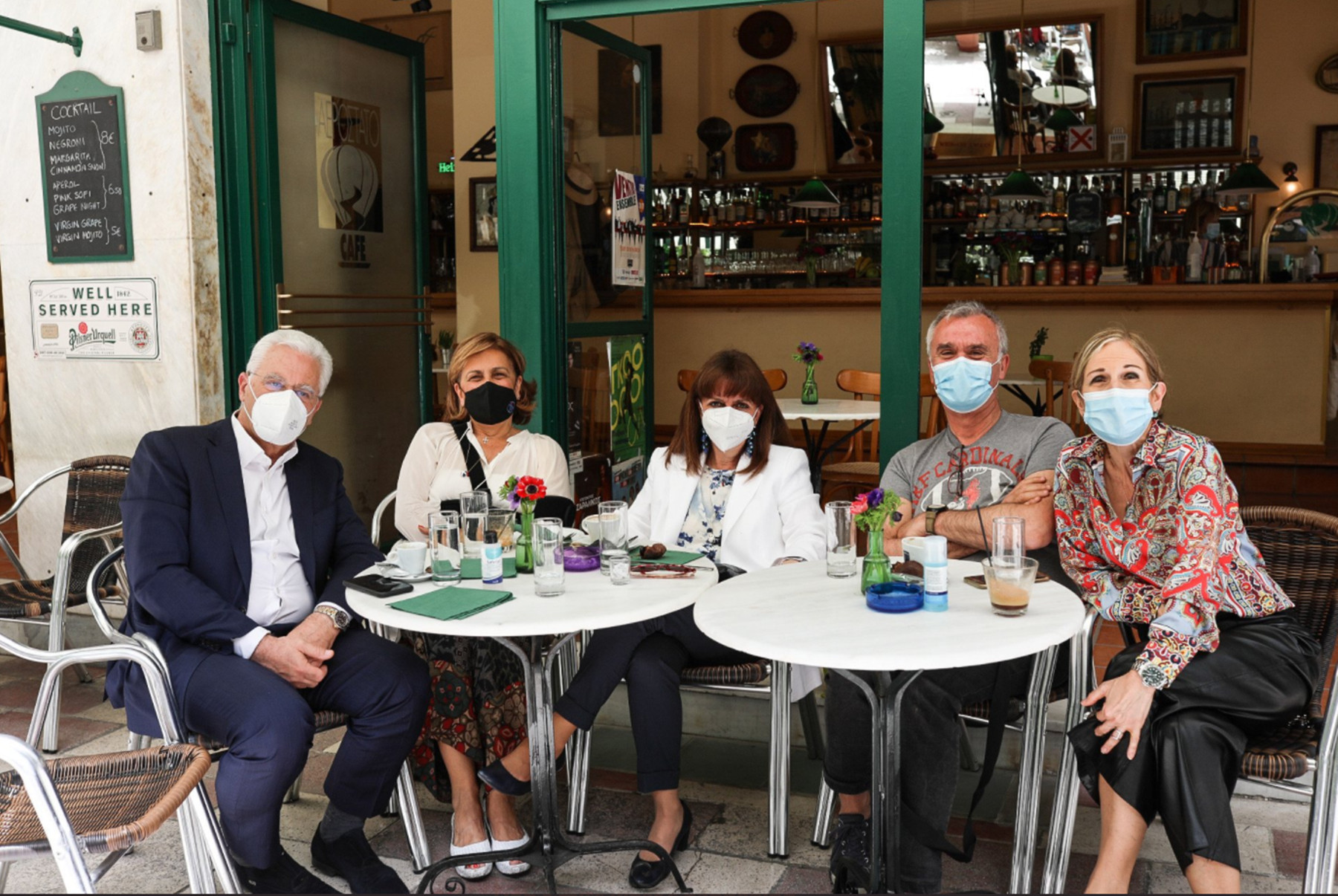 Κατερίνα Σακελλαροπούλου εστίαση: Για καφέ με γιατρούς από Ευαγγελισμό και Σωτηρία