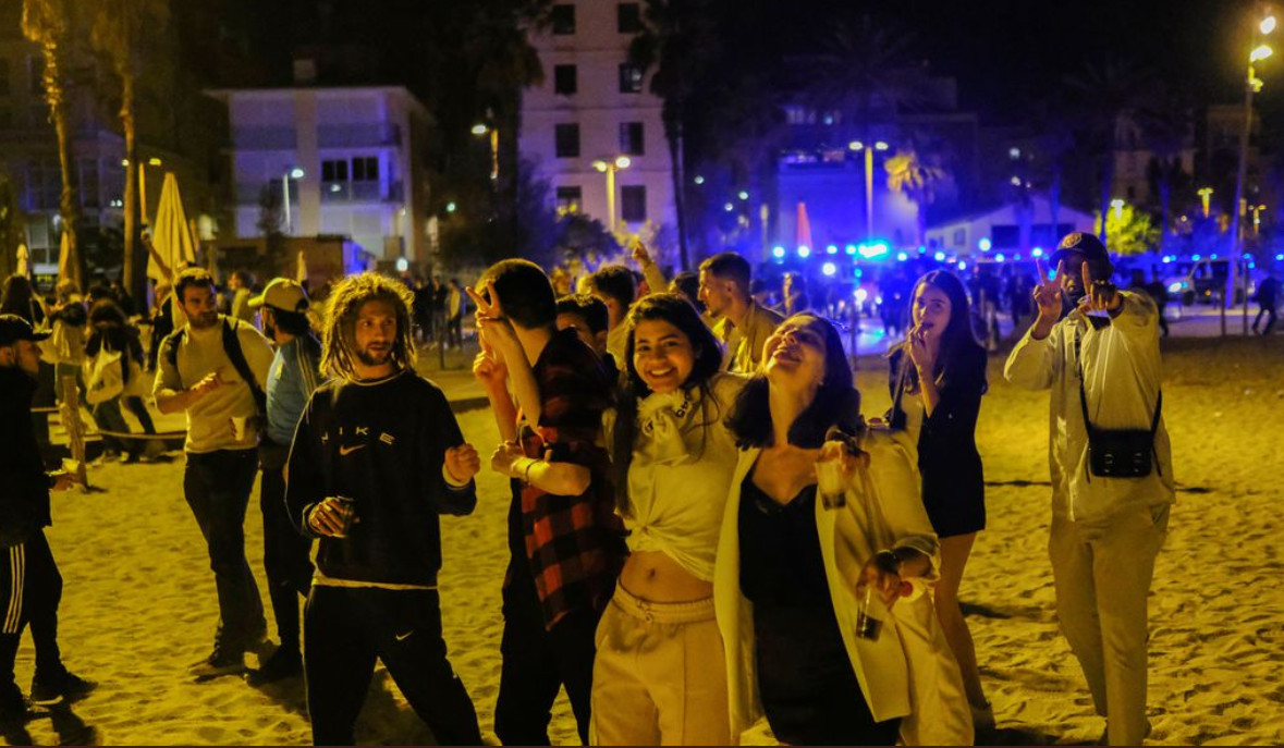 Ισπανία άρση μέτρων: Αστυνομική παρέμβαση στα ξέφρενα πάρτυ της Βαρκελώνης