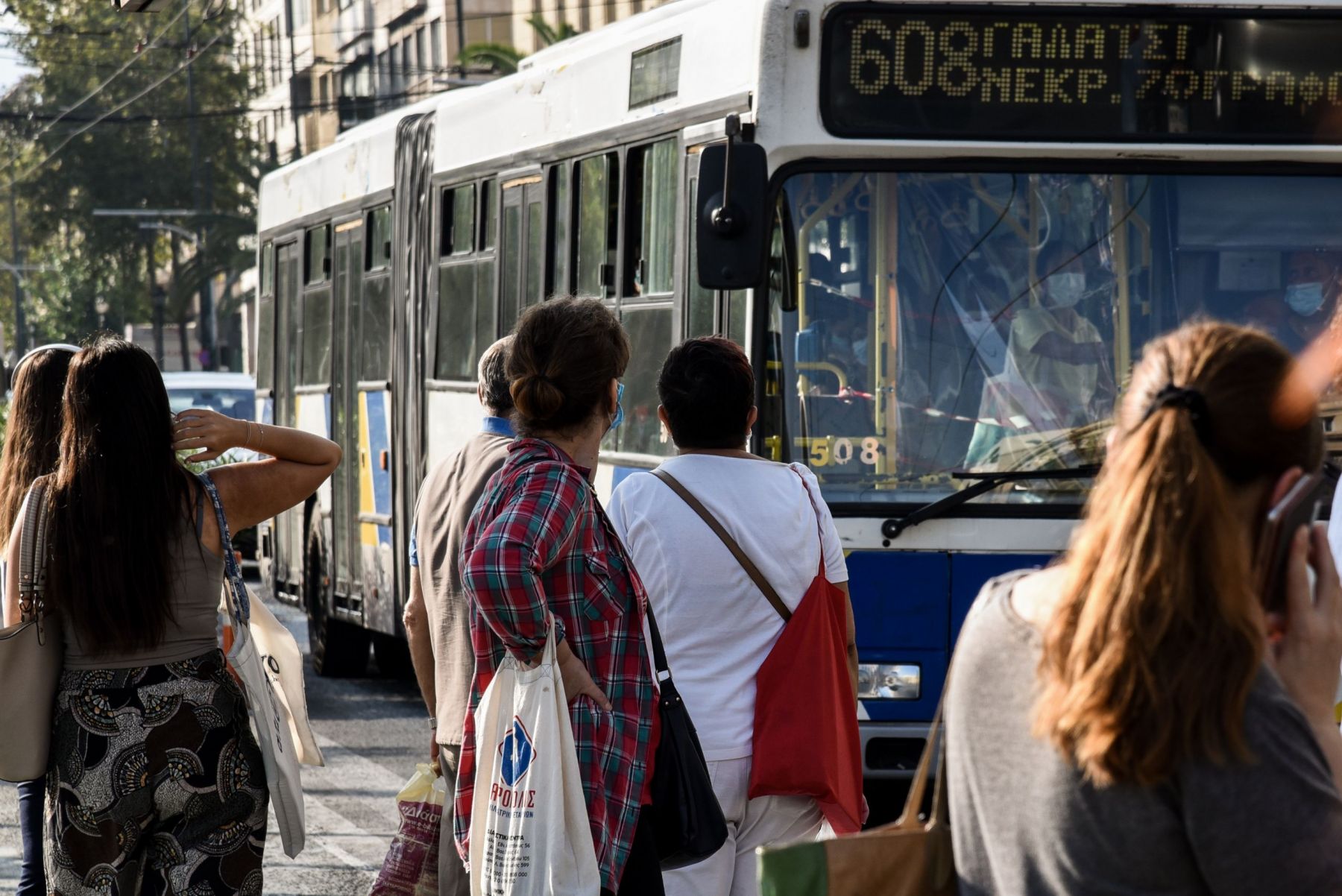 Οδηγός λεωφορείου – επίθεση: Χαμός με βίντεο που κυκλοφόρησε – Στο στόχαστρο ένας μετανάστης