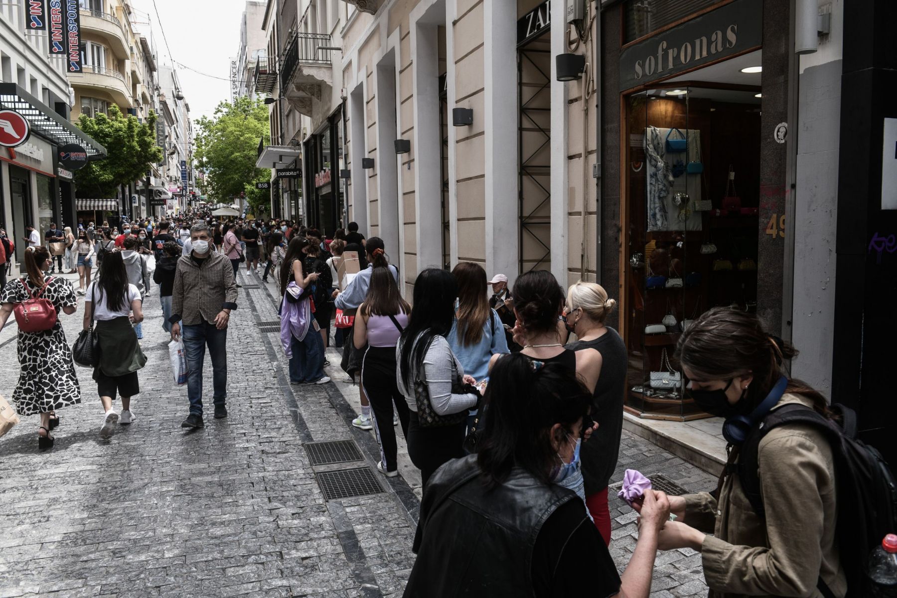 Καταστήματα ανοιχτά σήμερα: “Βούλιαξε” η Ερμού – Πλήθος κόσμου στα μαγαζιά