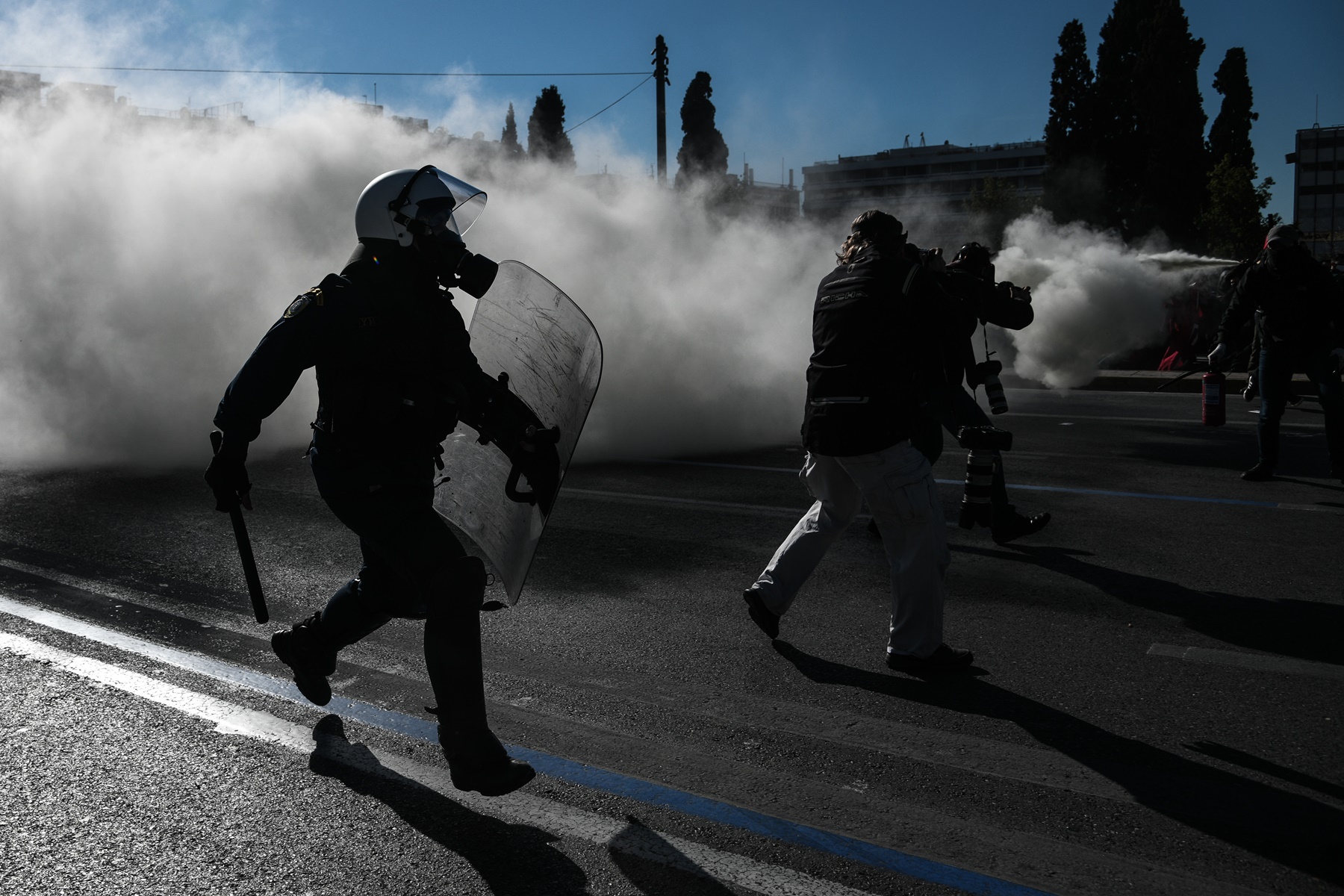 Επεισόδια τώρα Αθήνα: Mολότοφ και χημικά στο κέντρο