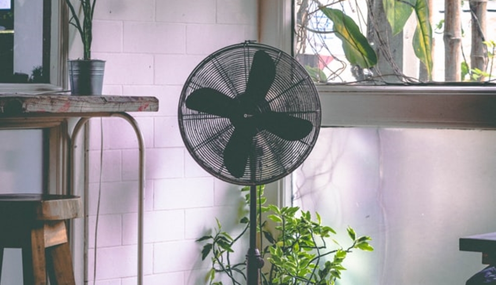 Πώς να δροσίσω το σπίτι χωρίς κλιματιστικό: Μετάτρεψε τον ανεμιστήρα σε air condition
