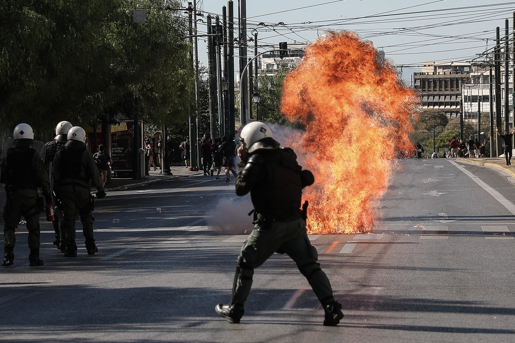Επεισόδια Αθήνα σήμερα: Ένταση και μολότοφ στο κέντρο μετά τις πορείες