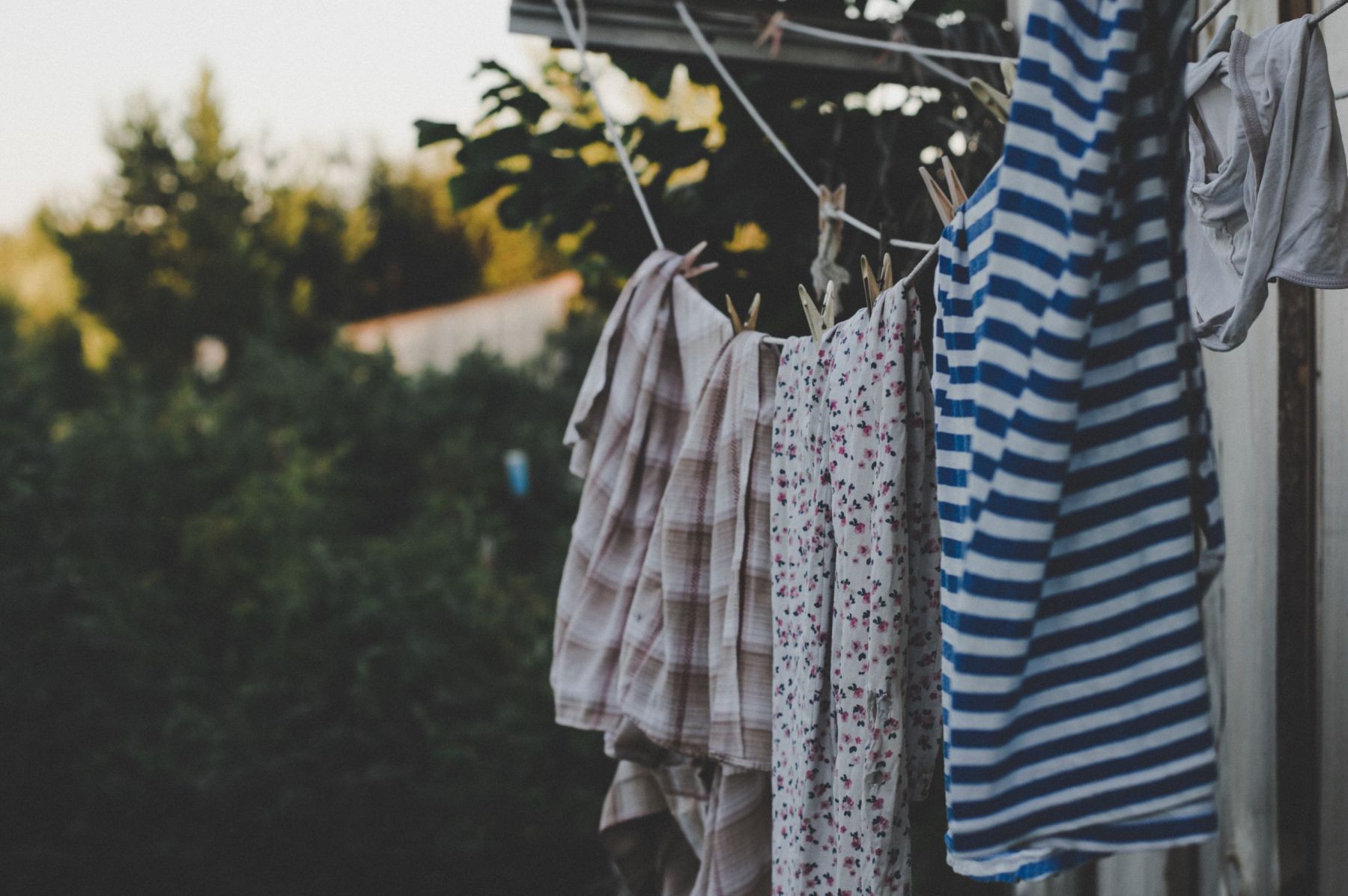 Πώς βγαίνει το λάδι από τα ρούχα: Τι πρέπει να κάνεις πριν το βάλεις στο πλυντήριο
