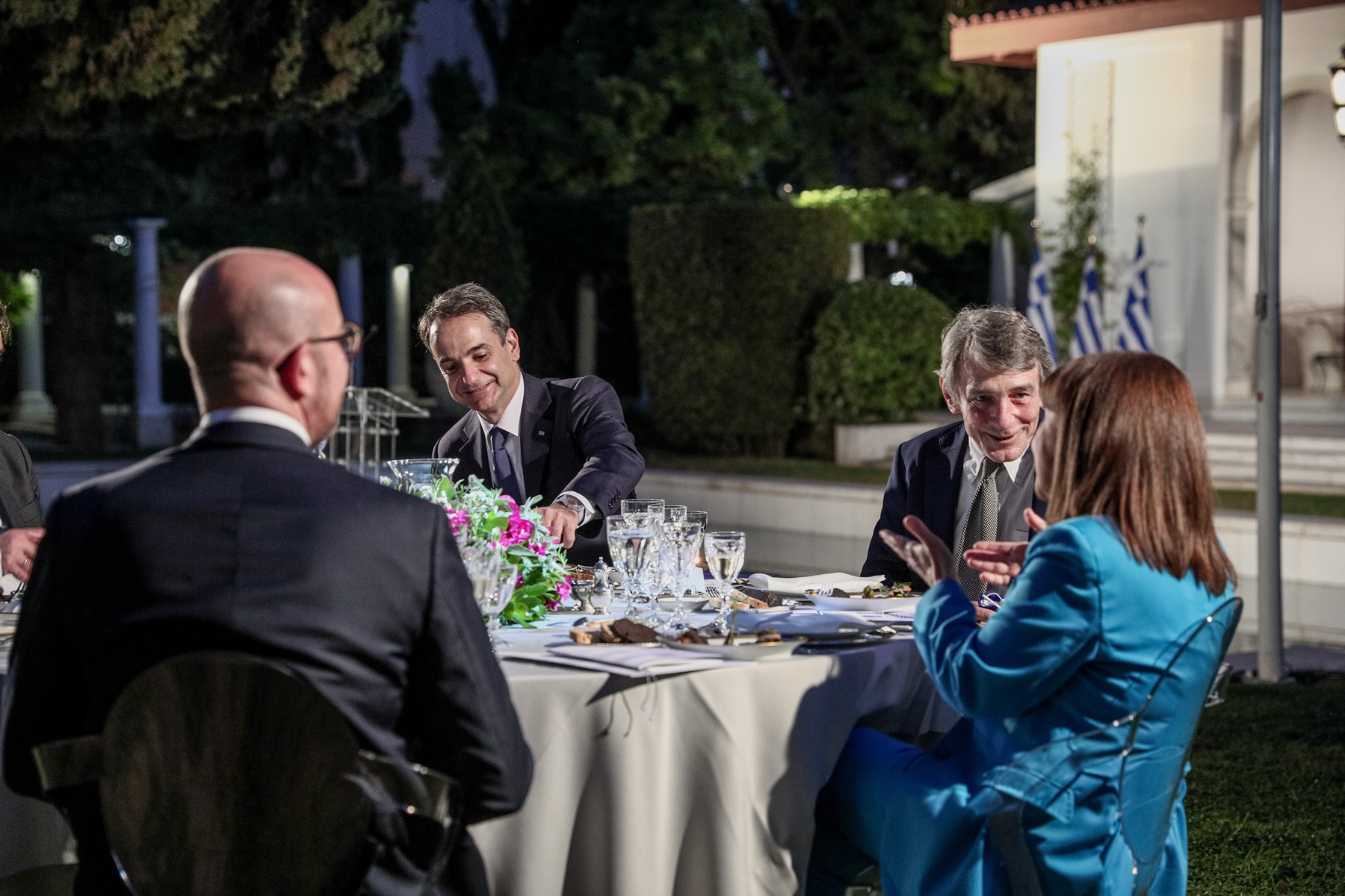 Δείπνο στο Προεδρικό Μέγαρο: Χαλαρές στιγμές στους κήπους για τα 40 χρόνια από την ένταξη στην ΕΕ