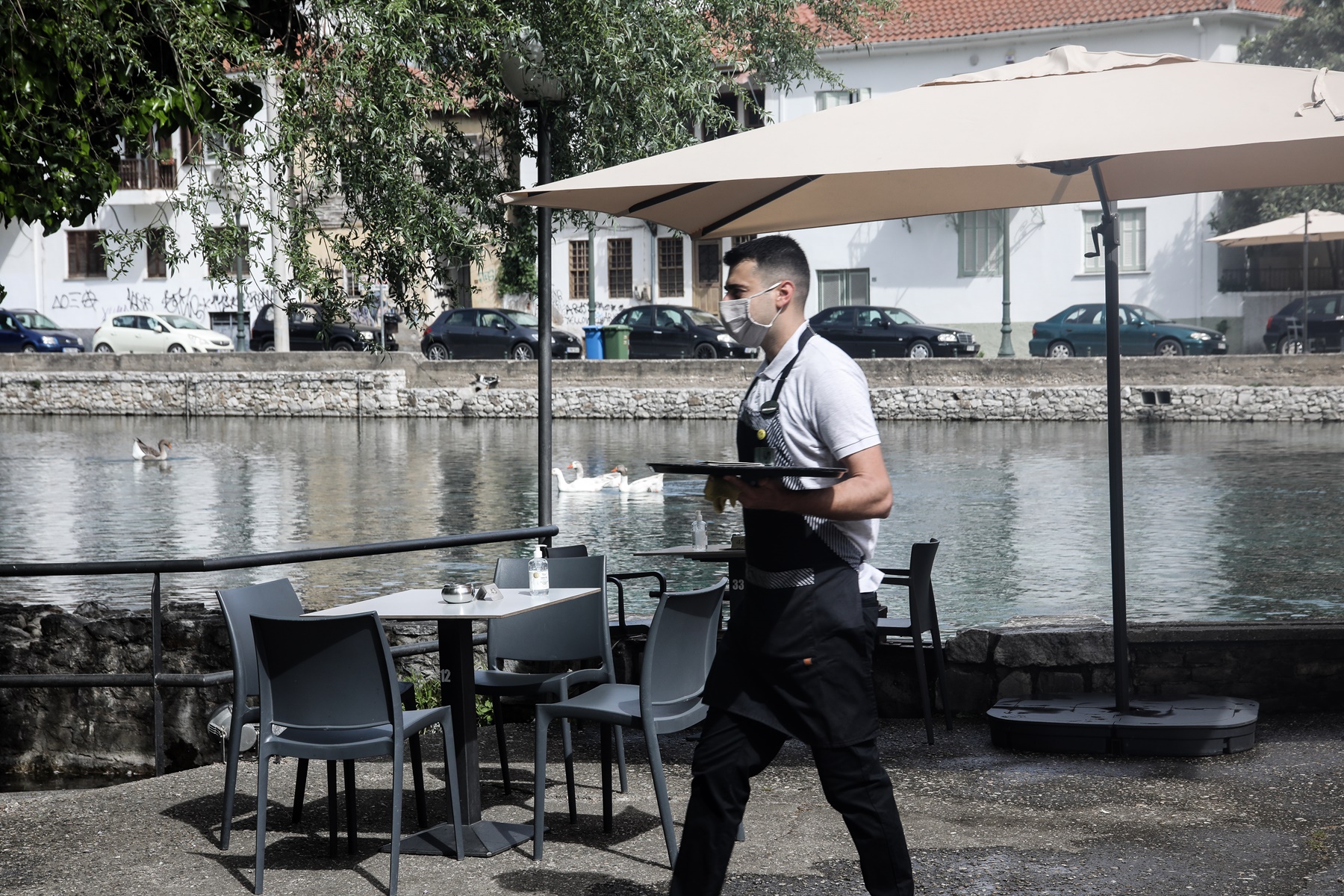 Σερβιτόρος με μάσκα