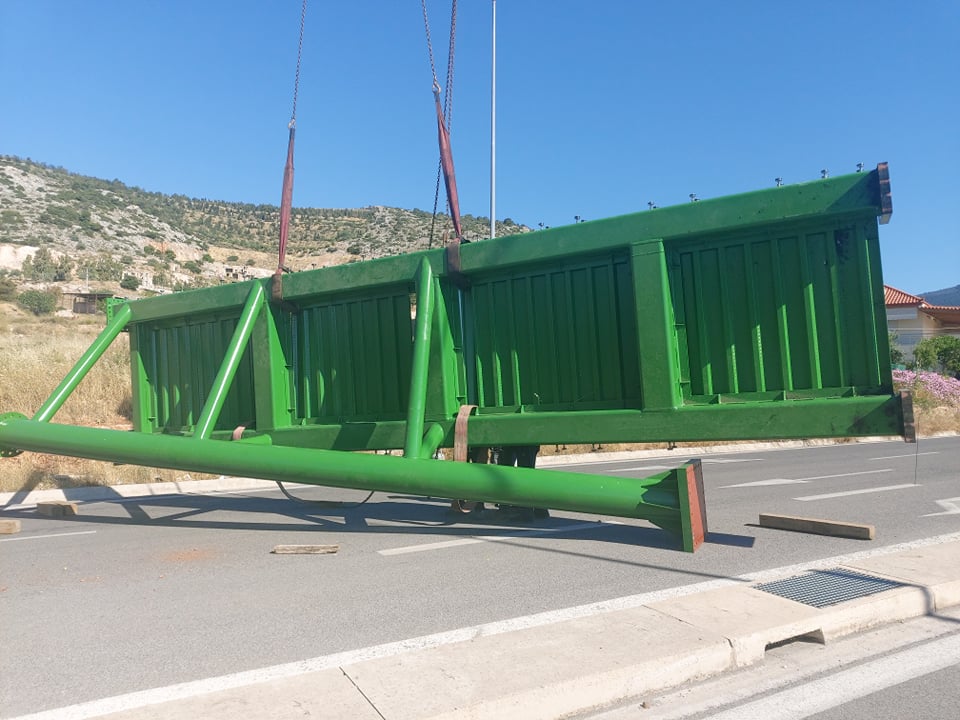 Δήμος Φυλής: Συντονισμένη επιχείρηση τοποθέτησης πεζογέφυρας