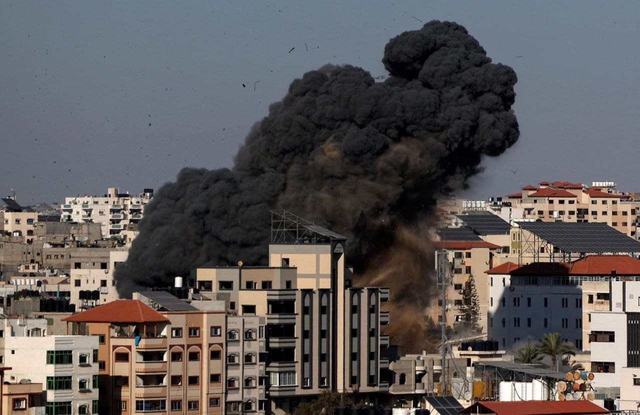 Associated Press Ισραήλ: Συγκλονιστικές εικόνες από ό,τι απέμεινε από το 12όροφο κτίριο