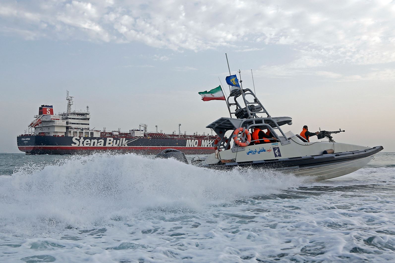 Στενά του Χορμούζ: Προειδοποιητικά πυρά κατά ιρανικών σκαφών