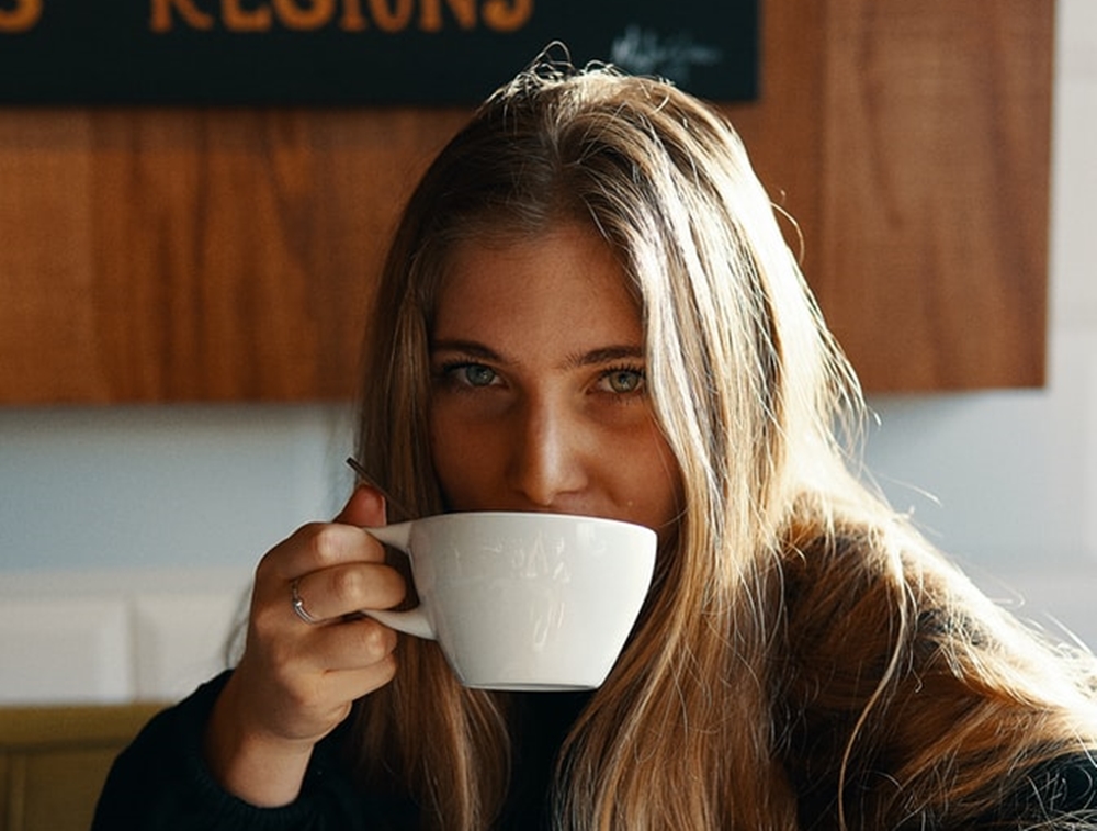 Καφές με άδειο στομάχι: Γιατί δεν πρέπει να τον κατανλώνεις σκέτο το πρωί