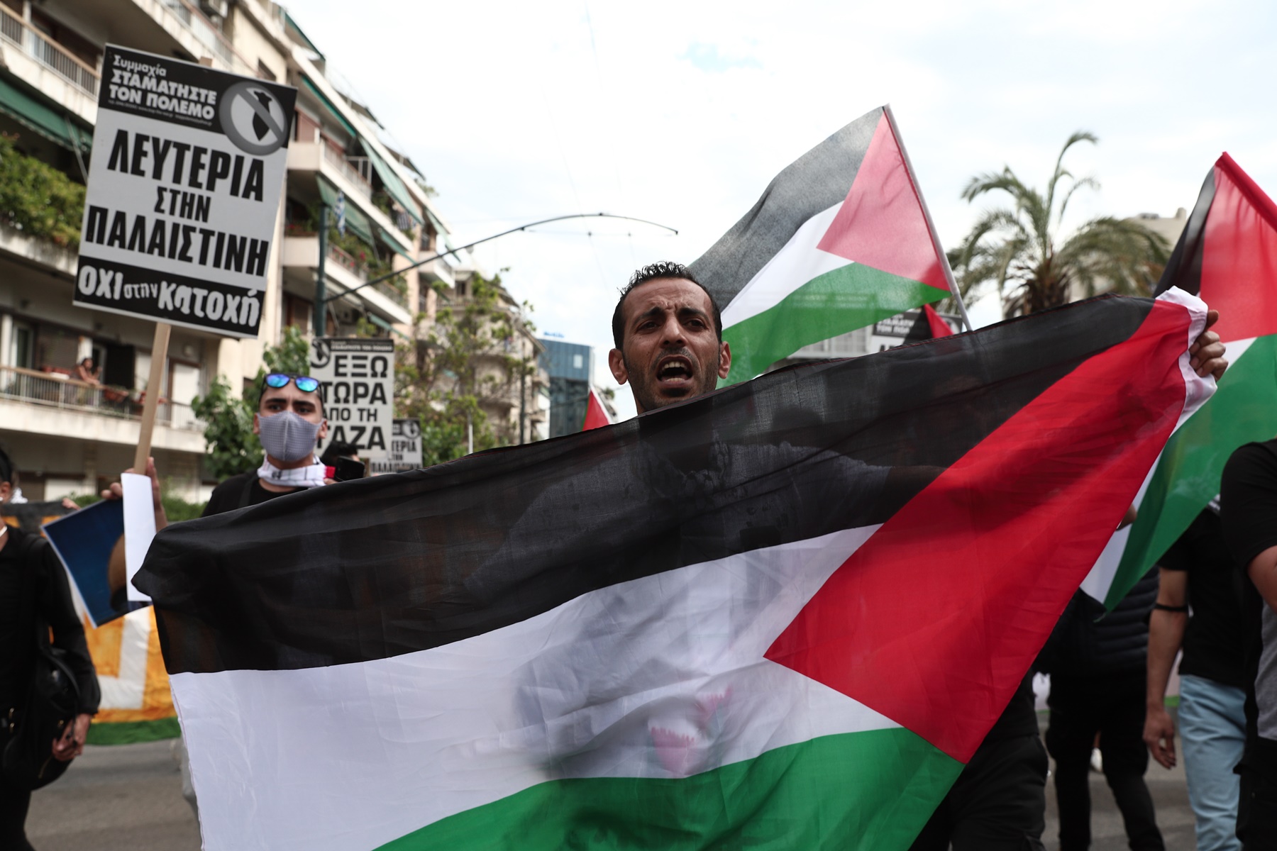 Δήμαρχος Χαλανδρίου – Παλαιστίνη: Ποιος είναι ο Ρούσσος που ύψωσε τη σημαία μπροστά από δημόσιο κτίριο