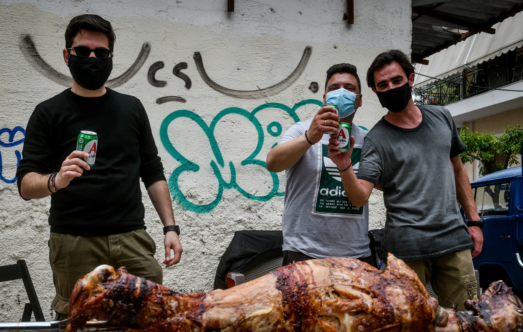 Πάσχα στις ταράτσες: Η Ελλάδα γιορτάζει μακριά από το χωριό