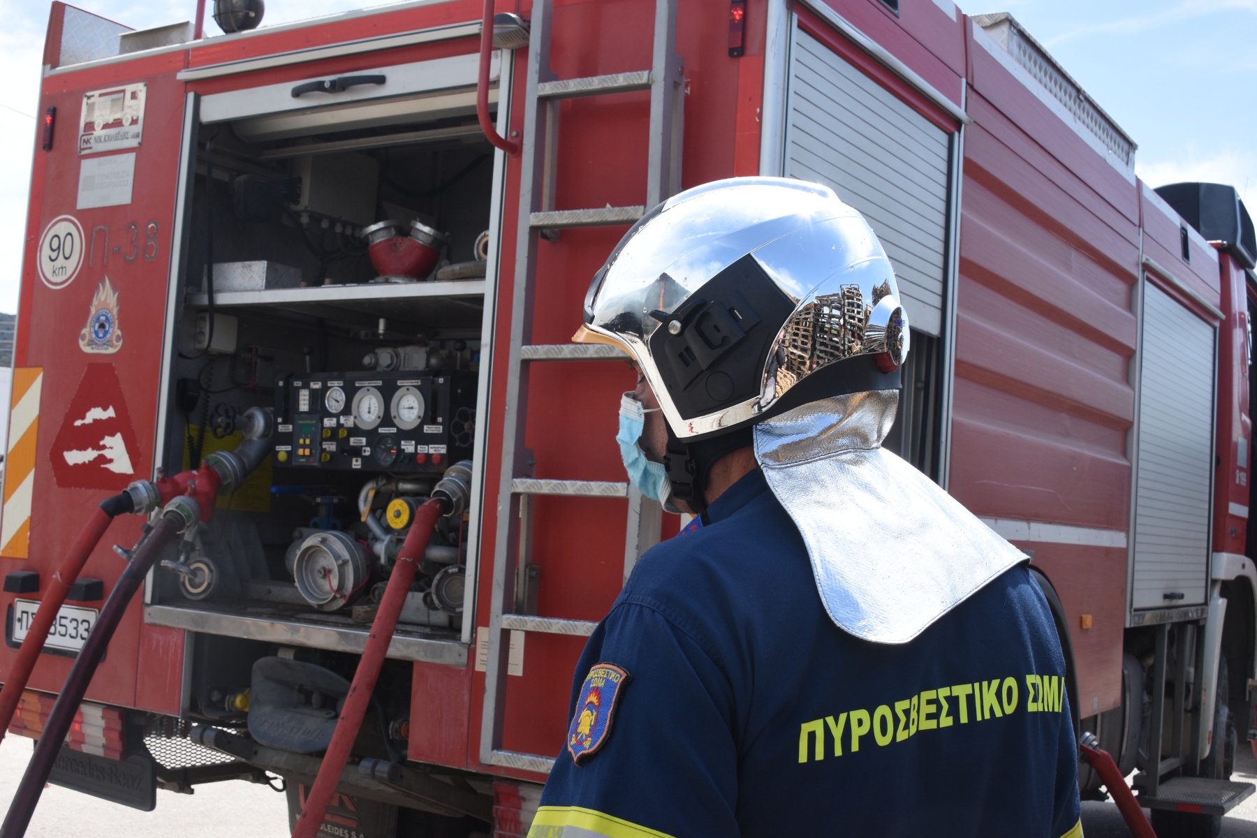 Φωτιά Ίσθμια: Έκκληση για εκκένωση, οι φλόγες έφτασαν στα σπίτια