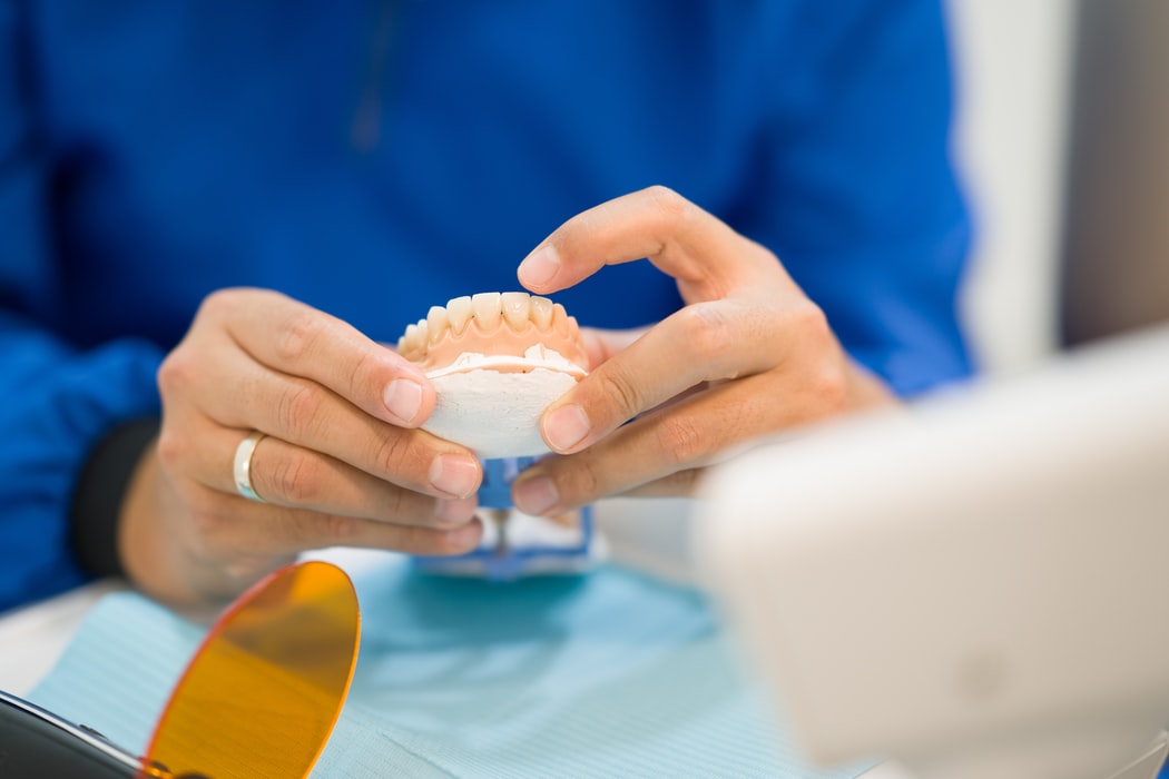Ασθενής κορονοϊού: Γιατί αυτοί που φορούν τεχνική οδοντοστοιχία βρίσκονται σε μεγαλύτερο κίνδυνο