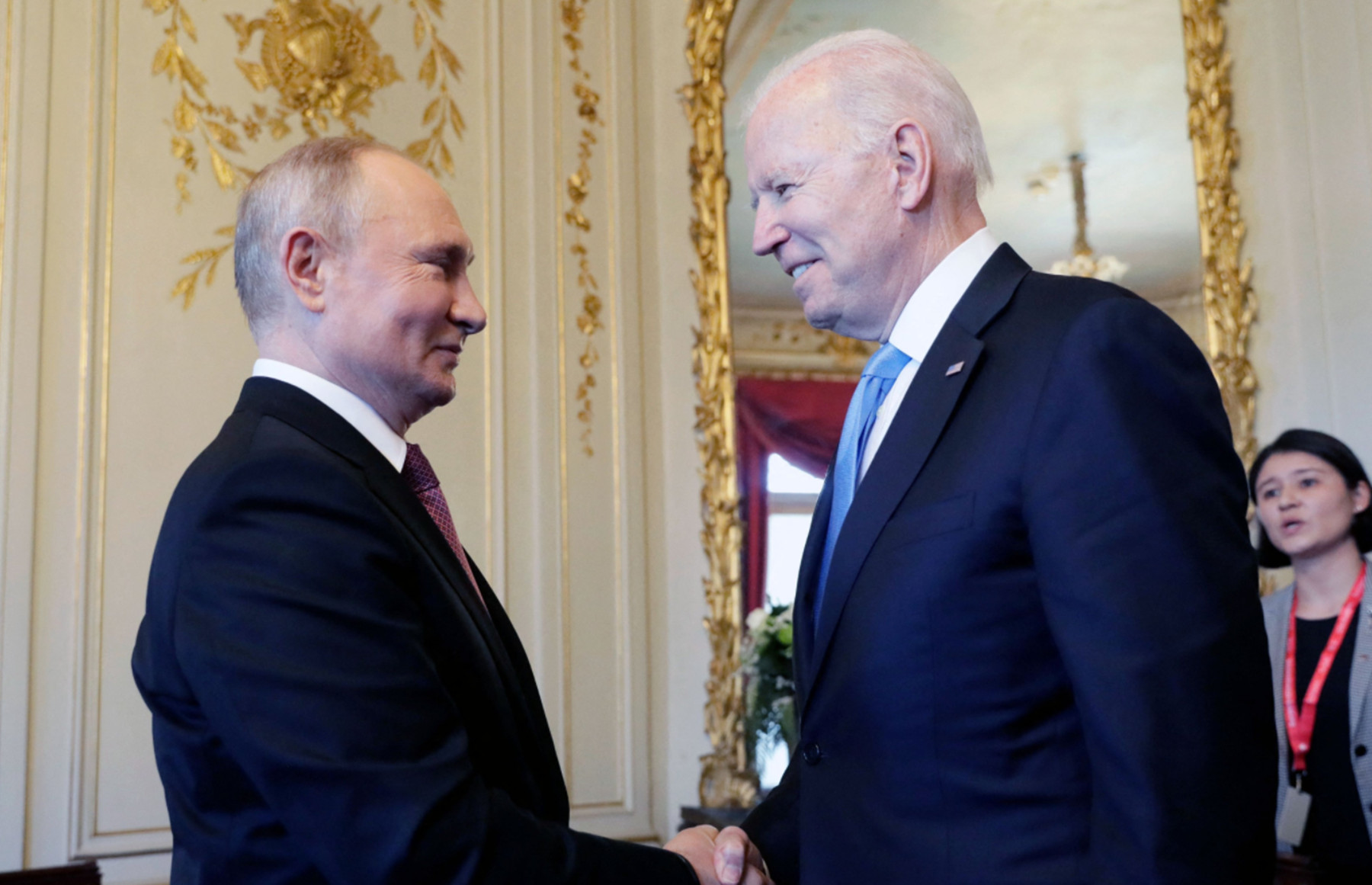 Μπάιντεν – Πούτιν συνάντηση: Η χειραψία, τα χαμόγελα και η ευχή