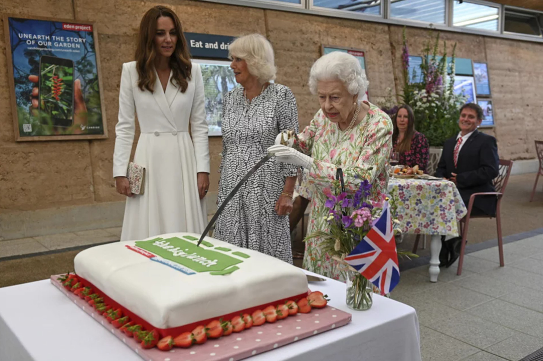 Βασίλισσα Ελισάβετ – τούρτα: Την έκοψε με σπαθί και τρέλανε τους G7