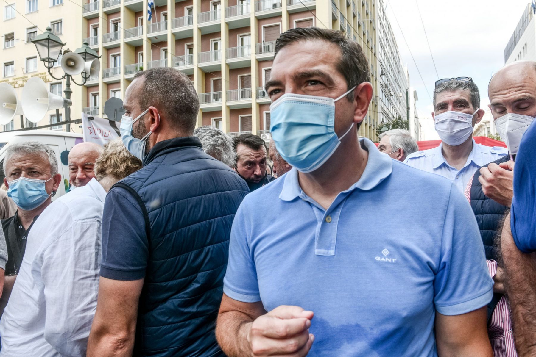Απεργία Τσίπρας: Με μηχανή στην πορεία – Οι φωτογραφίες με τον κόσμο