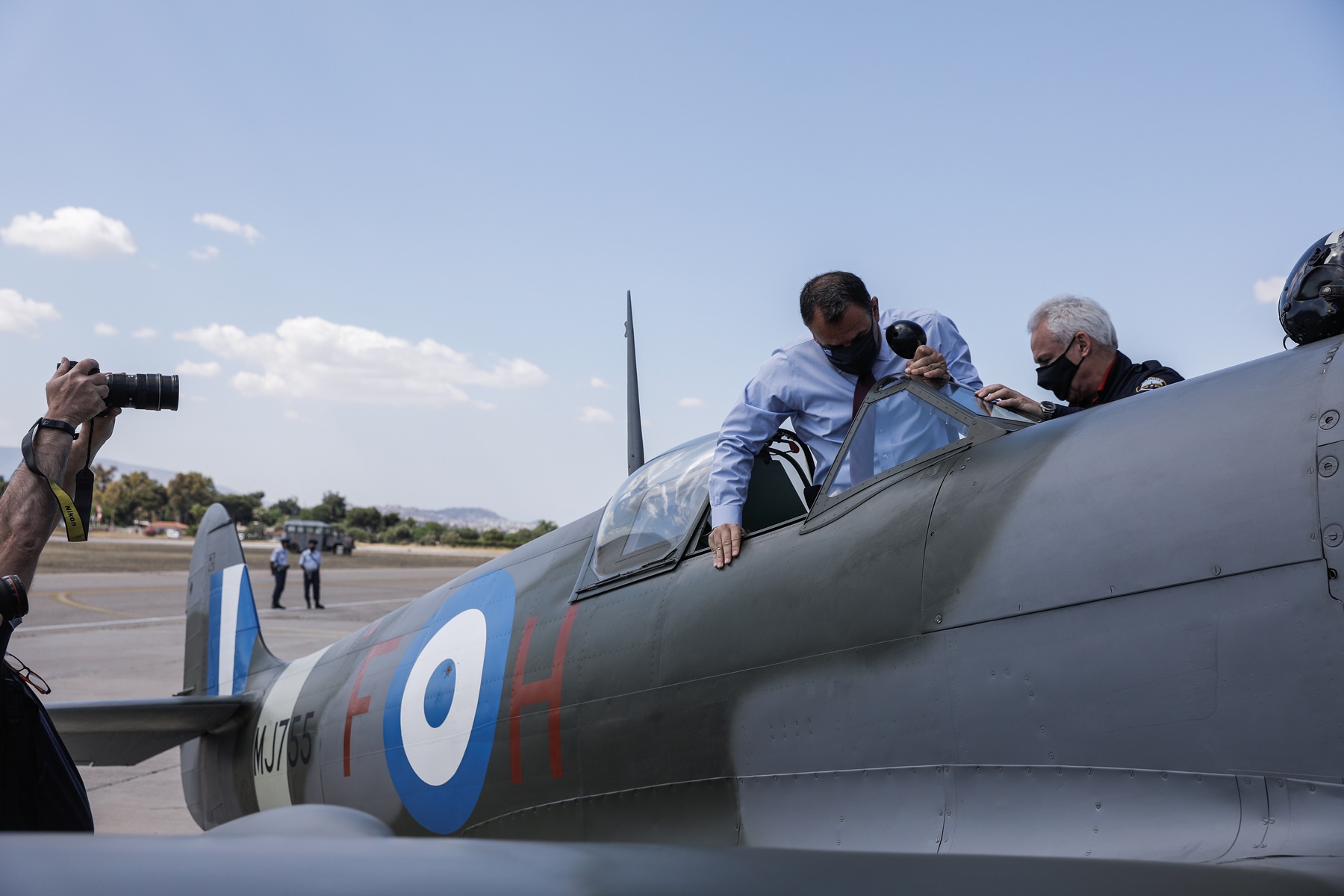 Spitfire Τατόι: Ο Παναγιωτόπουλος στην τελετή υποδοχής του θρυλικού αεροσκάφους