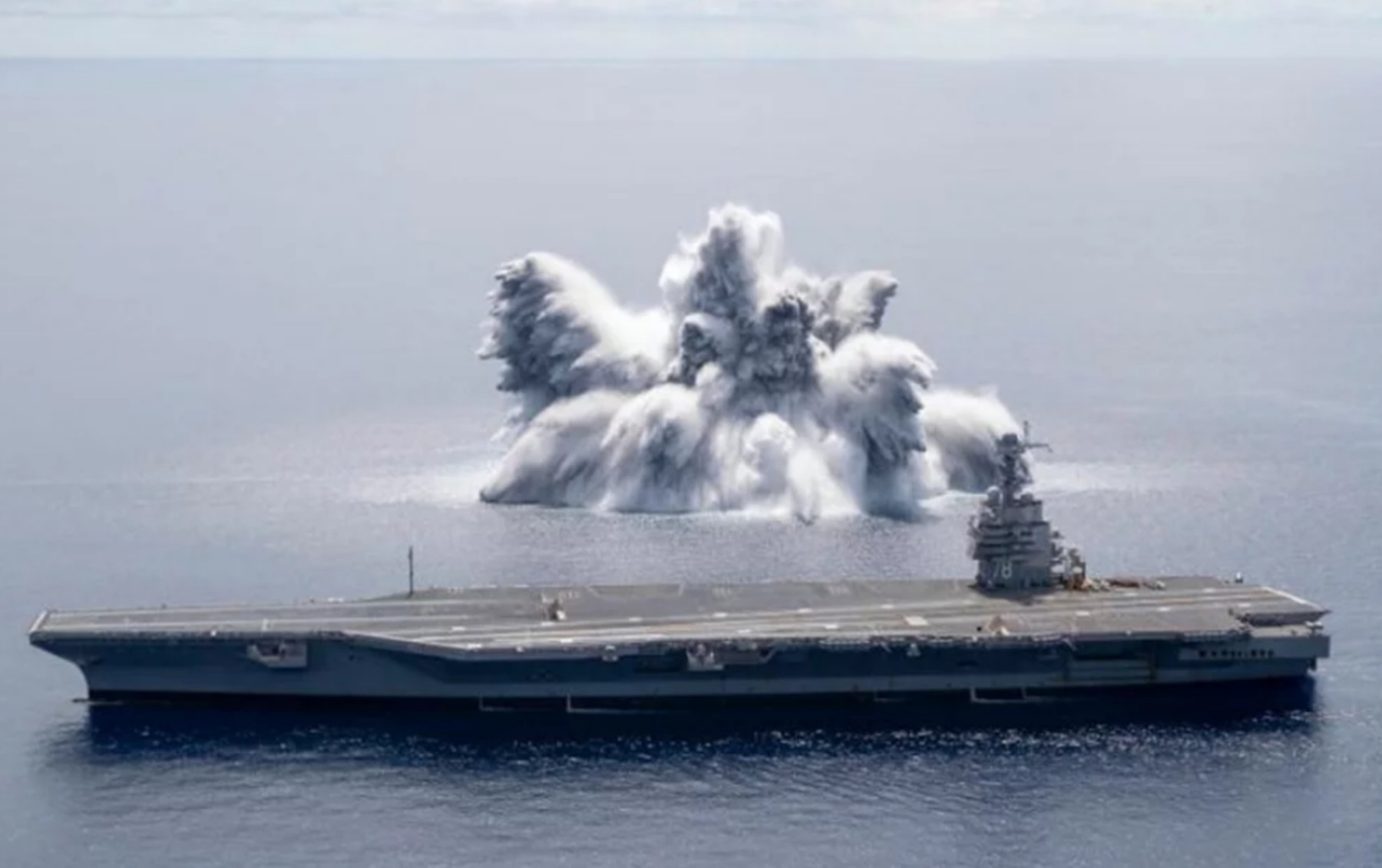 Αμερικανικό αεροπλανοφόρο – έκρηξη: Έντυπωσιακό βίντεο από την δοκιμή full shock του USS Gerald R Ford