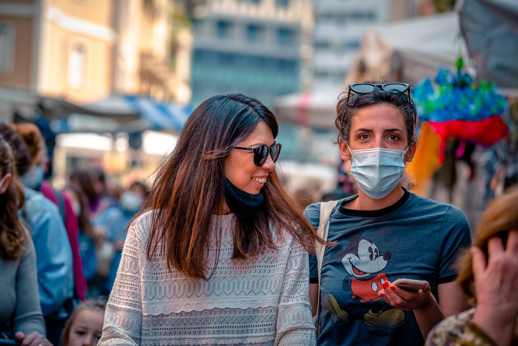 Τέλος η μάσκα στους εξωτερικούς χώρους: Επίσημα “ανάσα” από την Πέμπτη