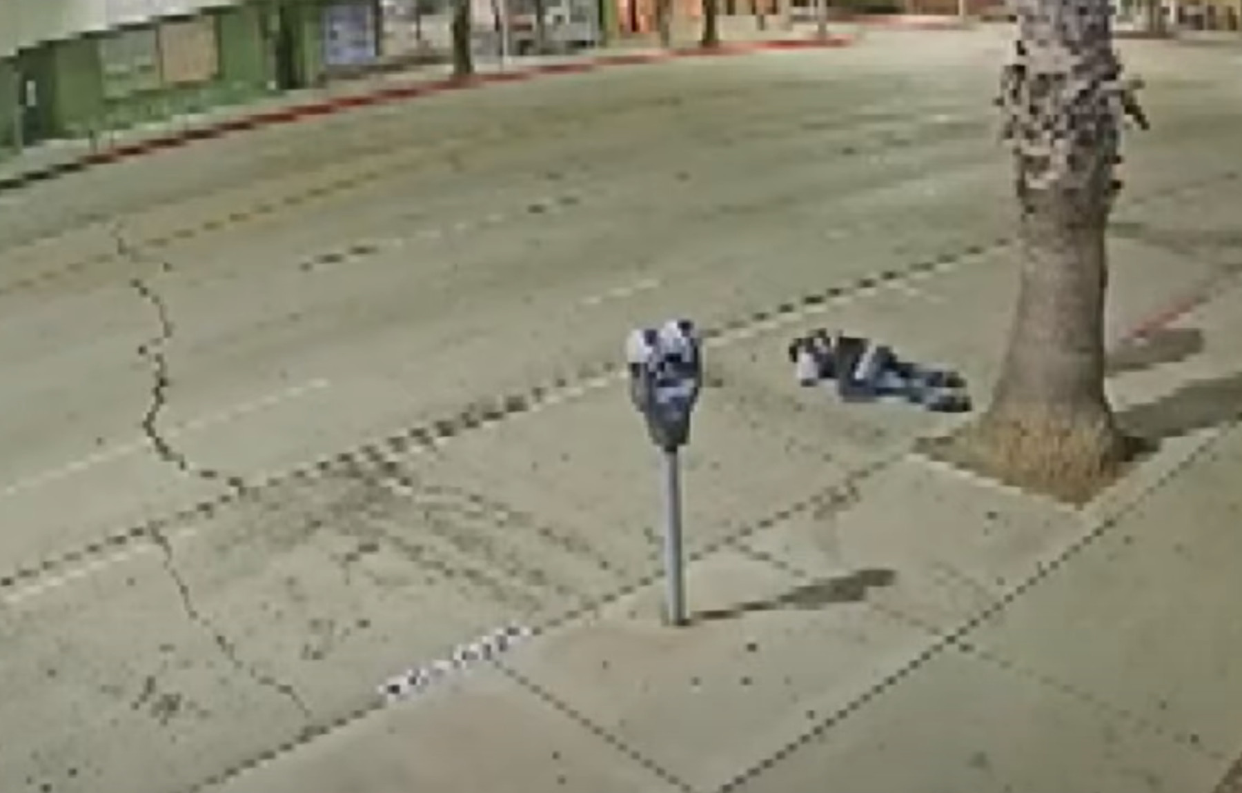 Ρατσιστική επίθεση – Καλιφόρνια: Βίντεο σοκ με άγνωστο να χτυπά γυναίκα στον δρόμο