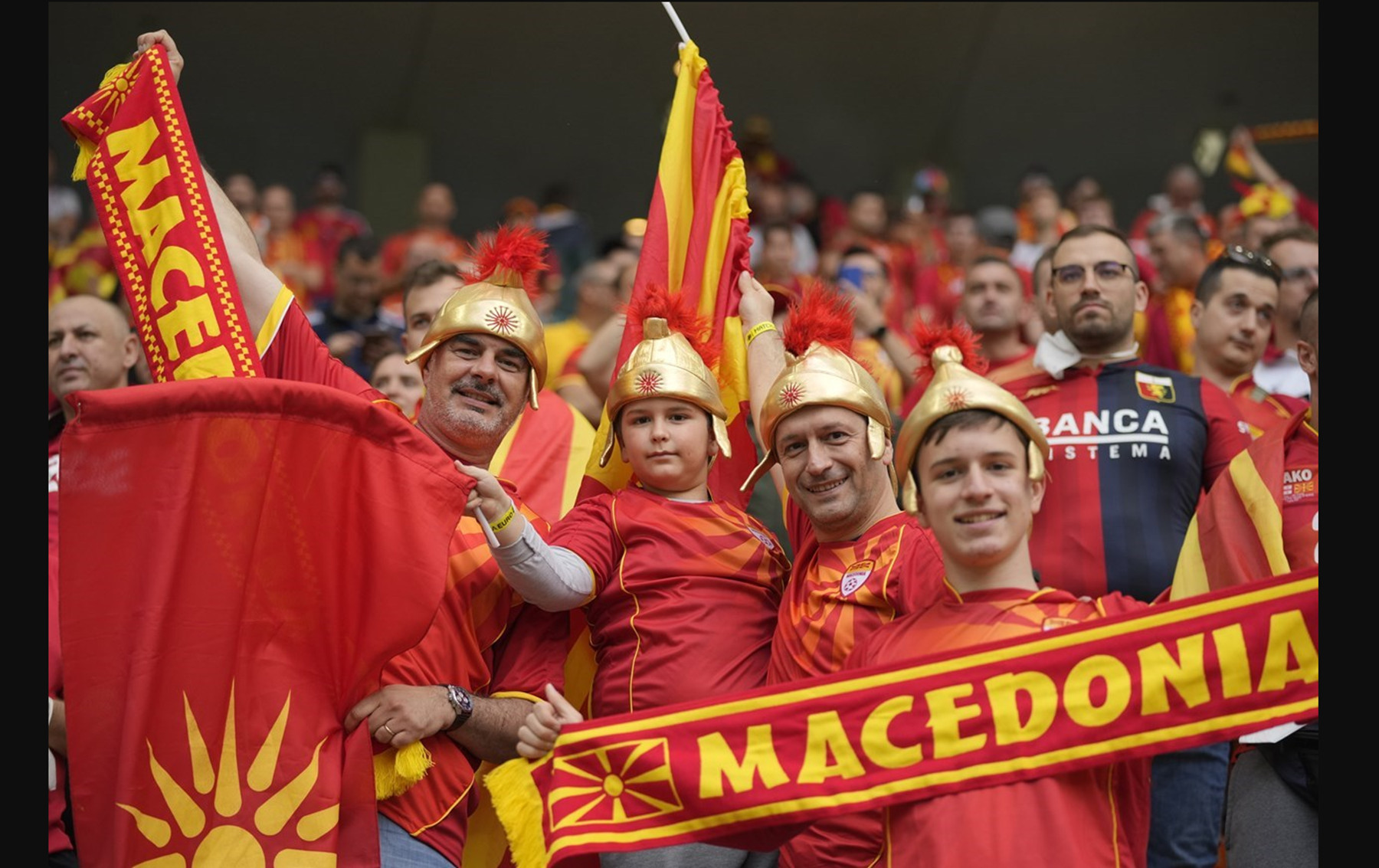 Σκόπια Euro: «Μακεδονία» και περικεφαλαίες στις εξέδρες!