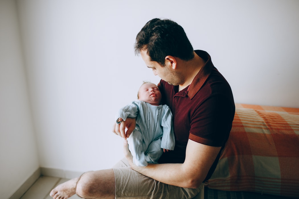 Άδεια πατρότητας 2021 – Εργασιακό νομοσχέδιο: Τι αλλάζει με τις γονικές άδειες