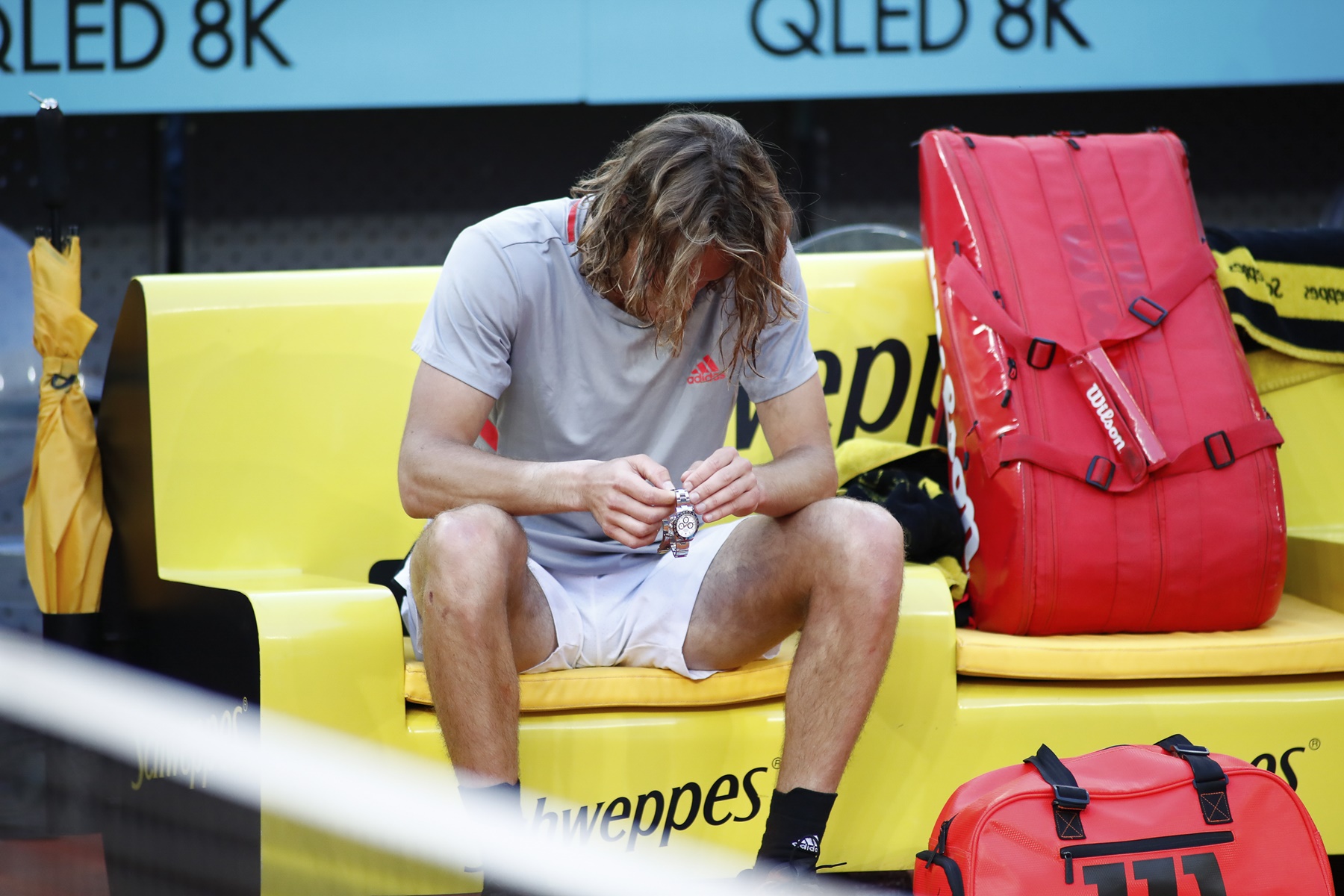 Τσιτσιπάς – Τζόκοβιτς τελικός: “Λύγισε” στο Roland Garros ο Στέφανος – Είναι όμως νικητής!