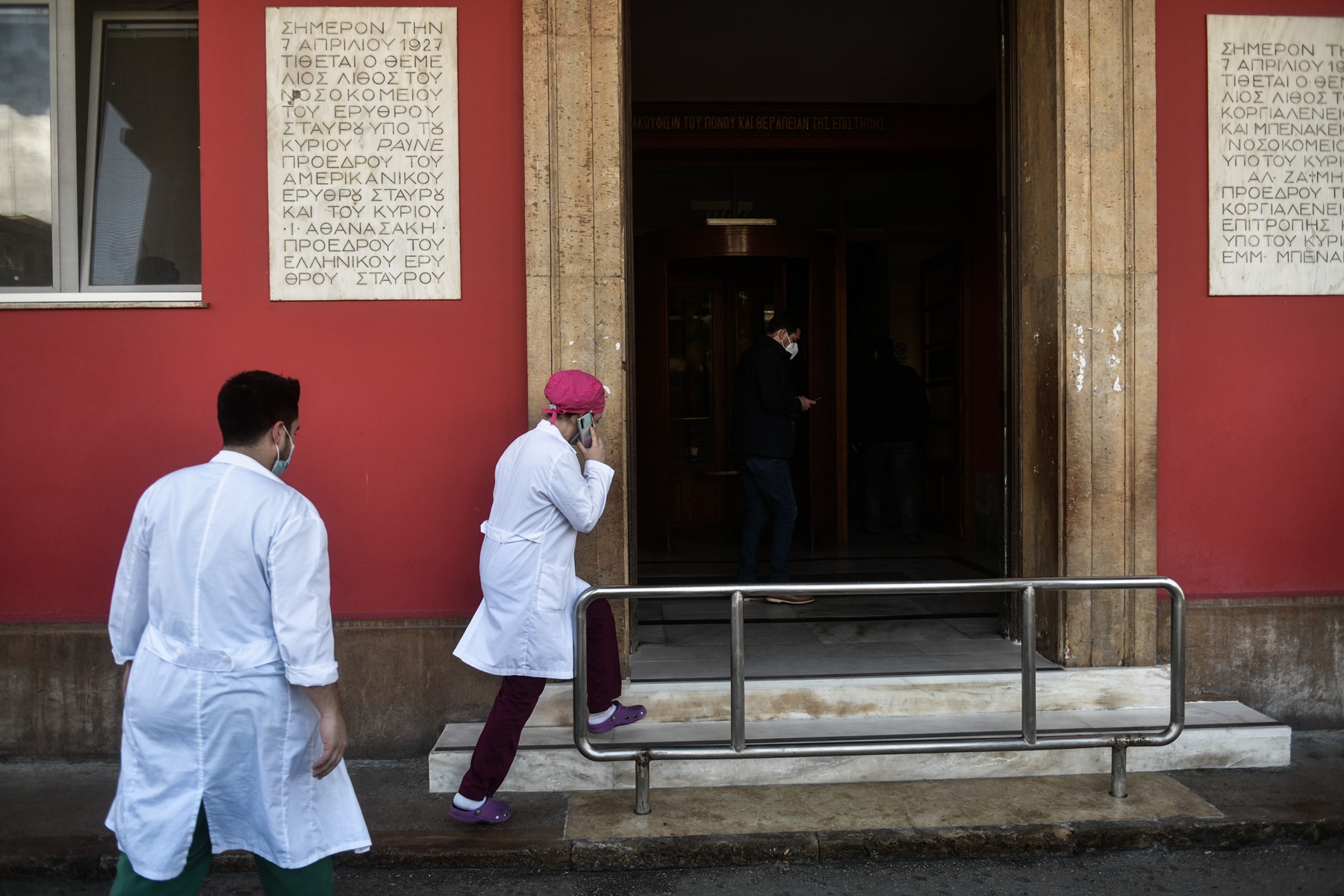 Μπόνους σε γιατρούς – φαρμακοποιούς: Τι προβλέπεται, διευκρινίσεις