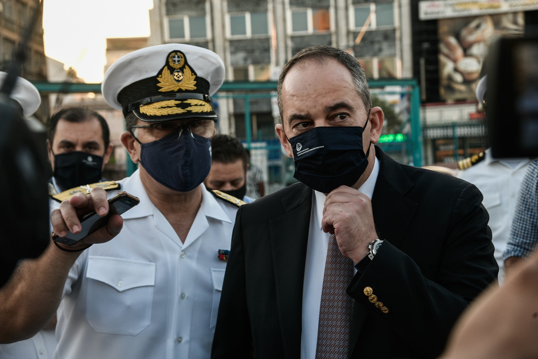 Μετακινήσεις με πλοία – νέα μέτρα: Ο Πλακιωτάκης στο λιμάνι του Πειραιά