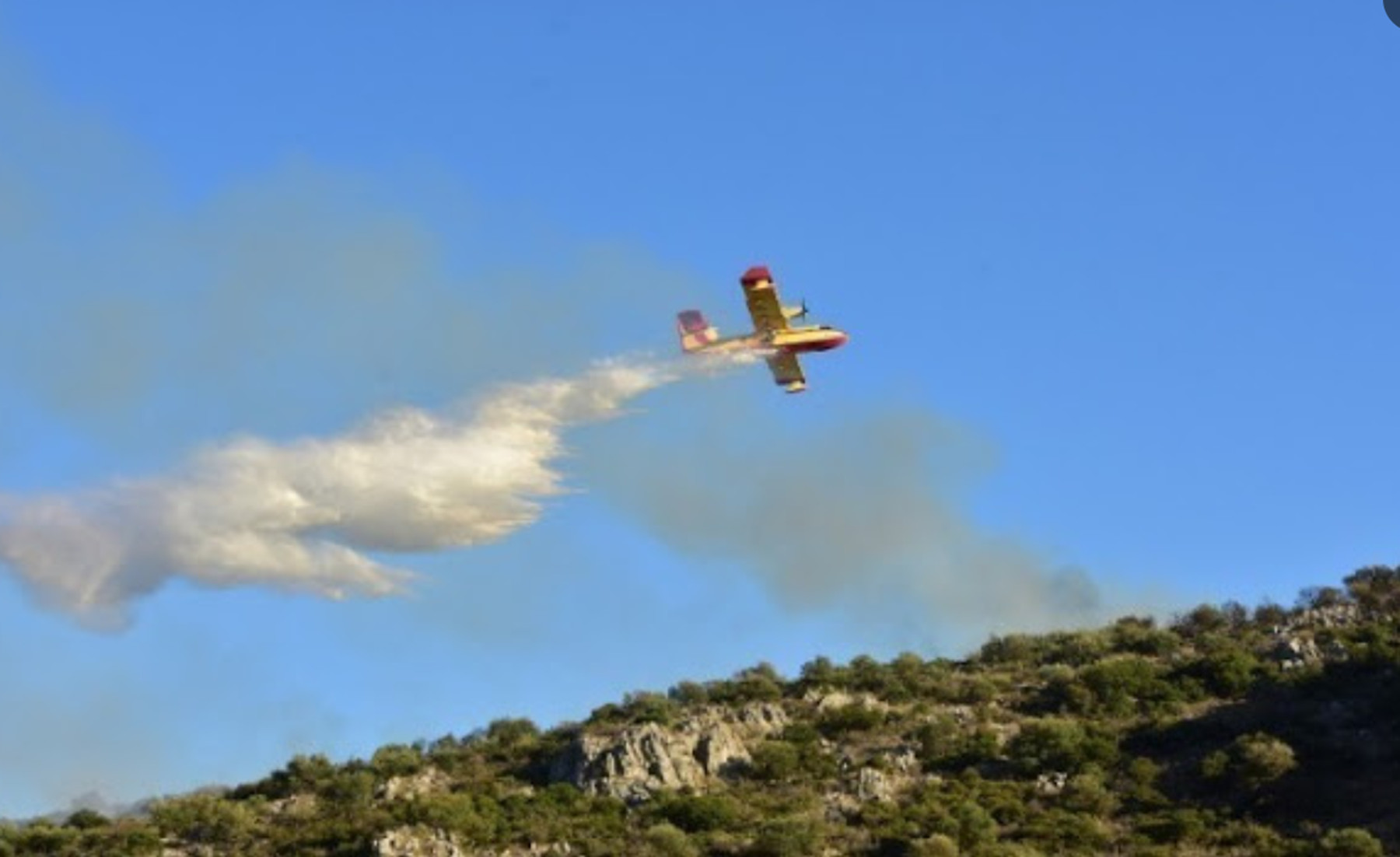 Φωτιά στα Μέθανα: Συνεχίζεται η μάχη με τις φλόγες -Κάηκε ένα σπίτι