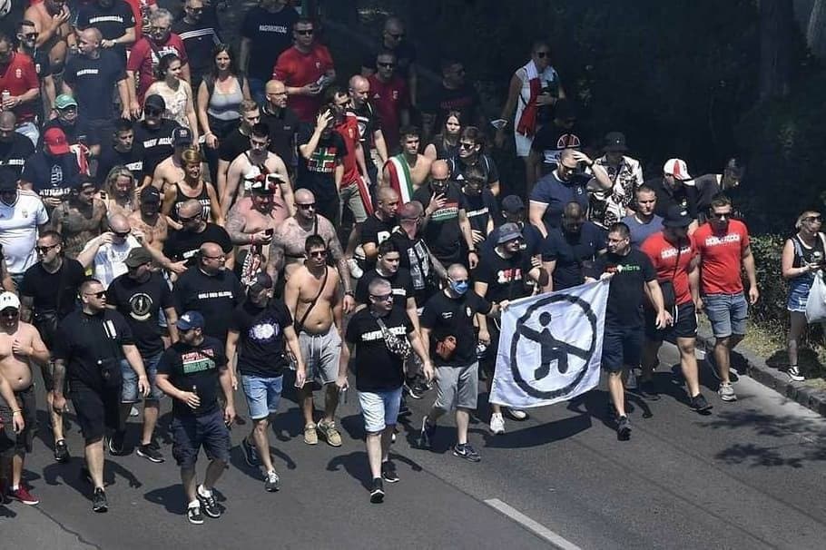 Euro 2020: Ρατσιστικό πανό και ήχοι πιθήκων από Ούγγρους οπαδούς