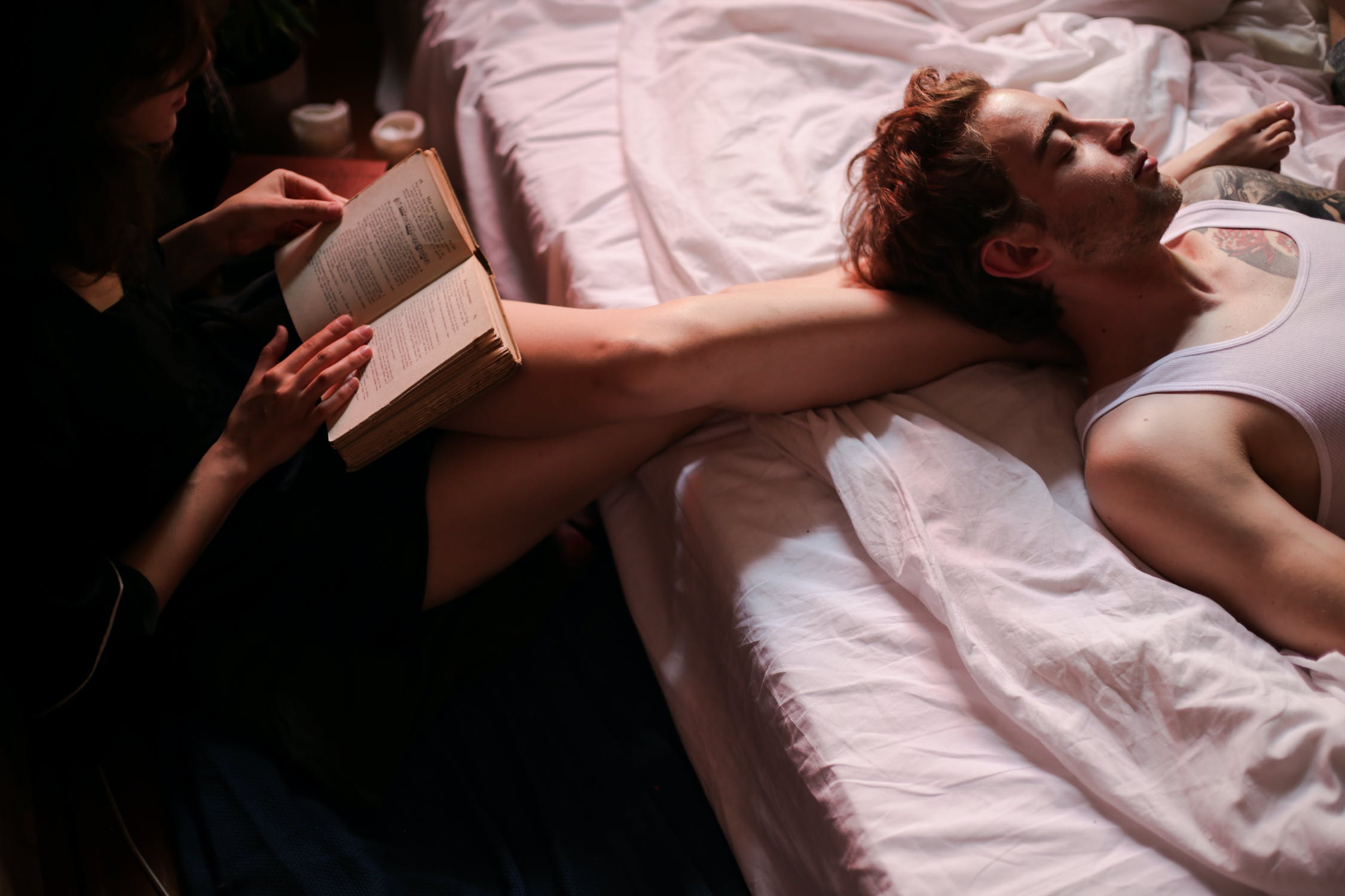 Πρωινή στύση αίτια: Γιατί οι άντρες έχουν… όρεξη όταν ξυπνούν
