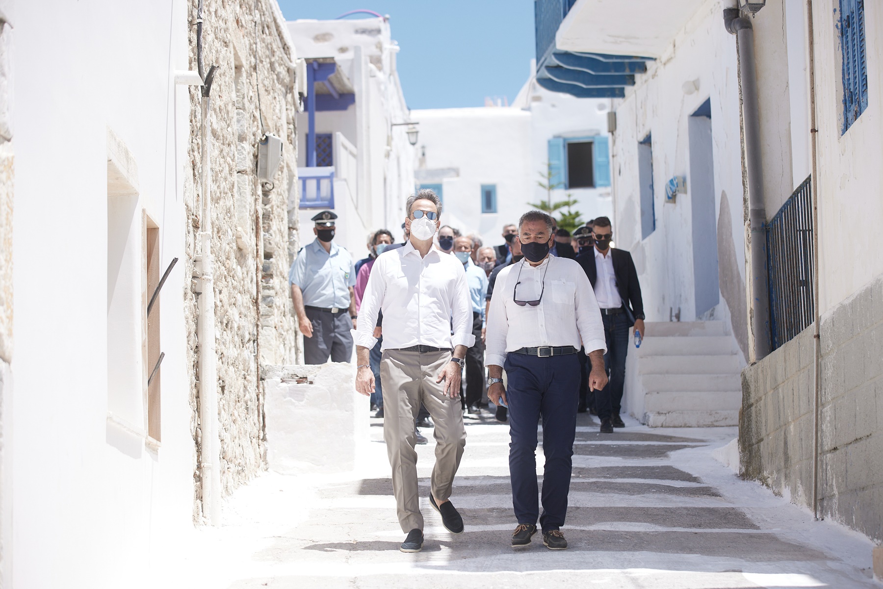 Επιχείρηση Πειθώ – εμβολιασμός Ελλάδα: Ιερείς, δήμαρχοι και influencers τρέχουν να πείσουν τους διστακτικούς