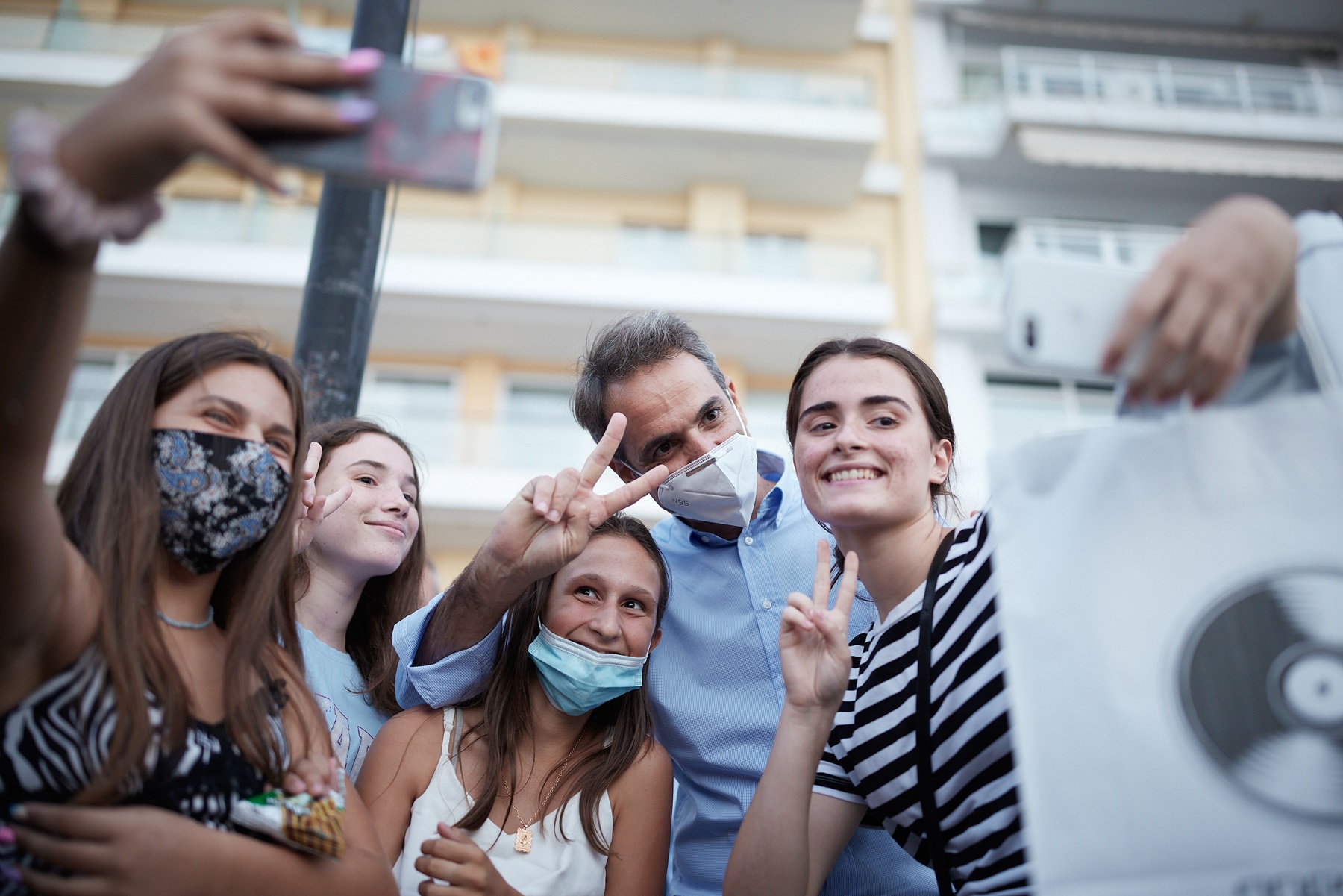 Μητσοτάκης Χαλκίδα: Βόλτα και selfies στην παραλία της πόλης