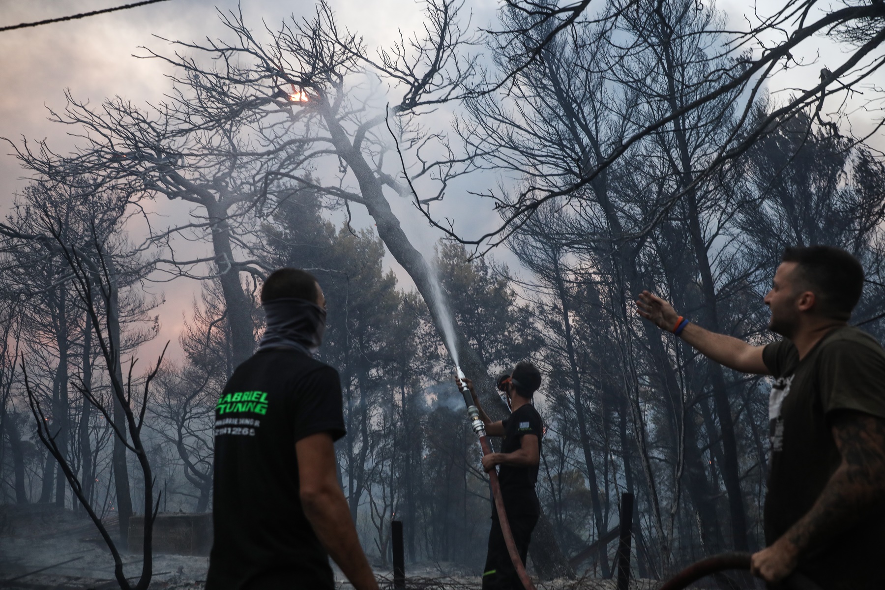 Τραυματίστηκε πυροσβέστης στην Πάρνηθα -Σπεύδει ελικόπτερο