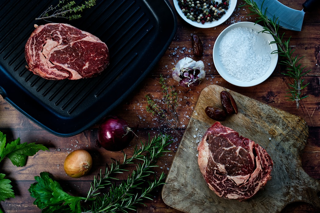 Πώς αλατίζω σωστά το κρέας: Η σωστή προετοιμασία του μπάρμπεκιου
