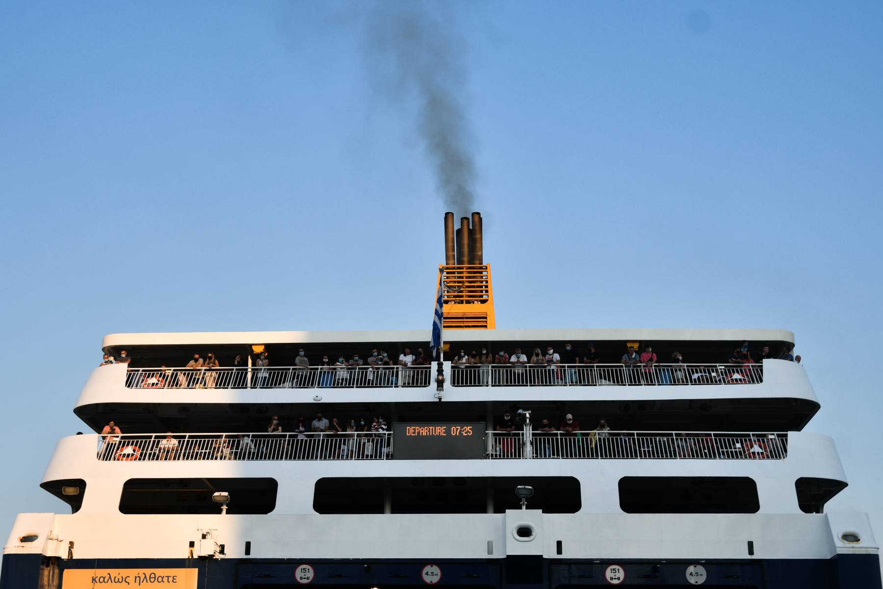 Πλοίο βλάβη- Λαύριο: Πρόβλημα στην μηχανή του Aqua Star που μεταφέρει 375 επιβάτες