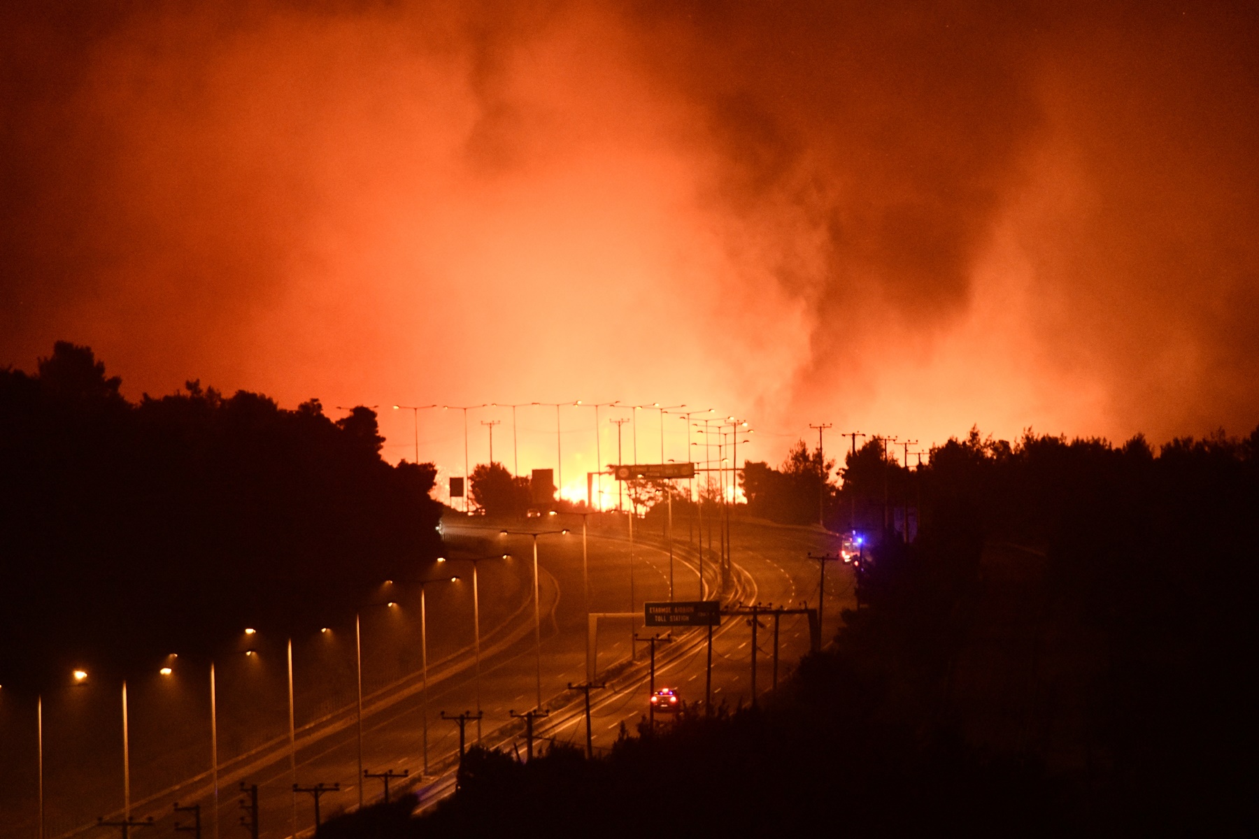 Φωτιά τώρα Αττική: Εκκενώνονται Άγιος Στέφανος, Καπανδρίτι και Πολυδένδρι