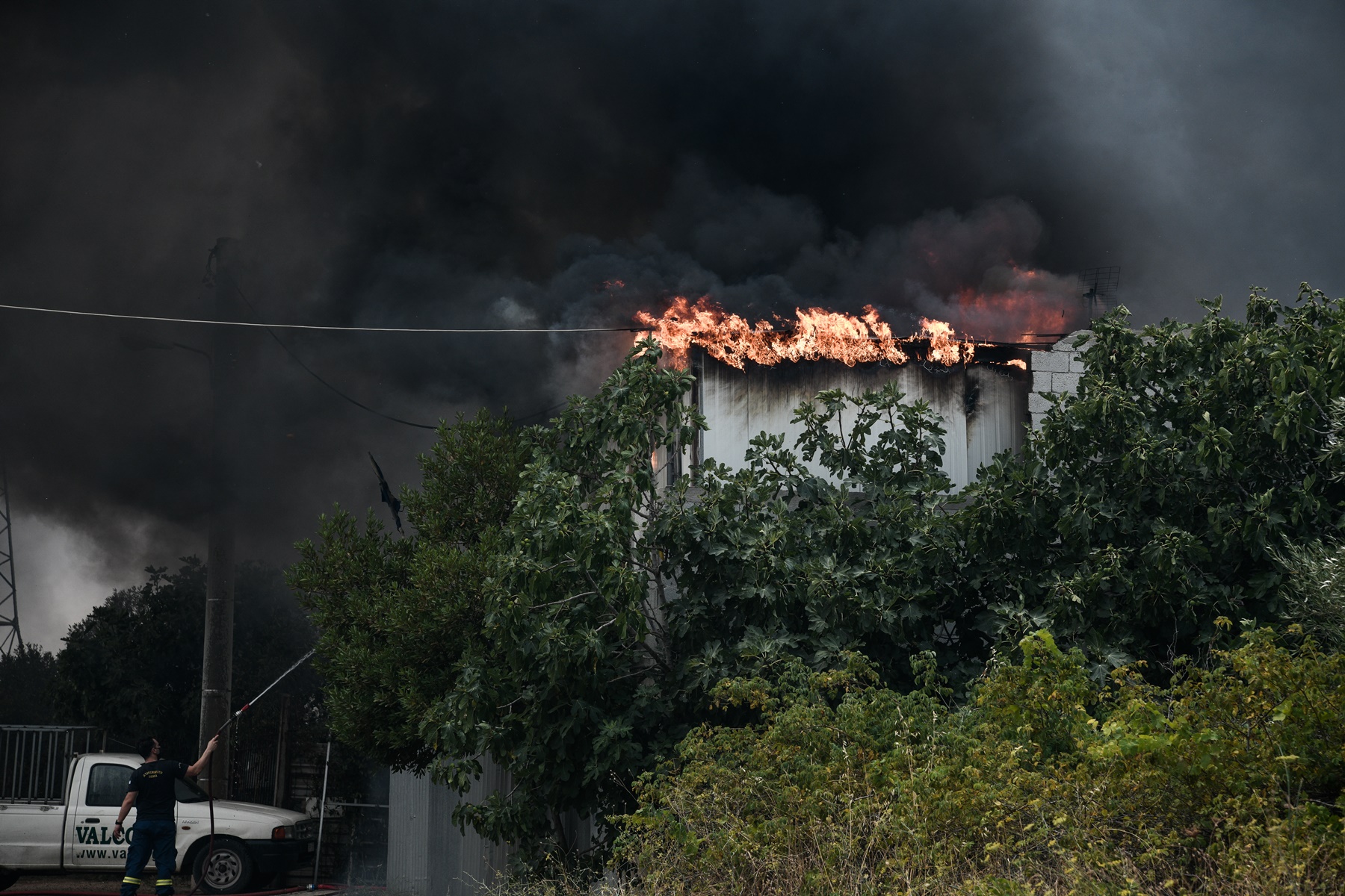 Άγιος Στέφανος φωτιά: Όχημα του στρατού βοήθησε στον απεγκλωβισμό επταμελούς οικογένειας