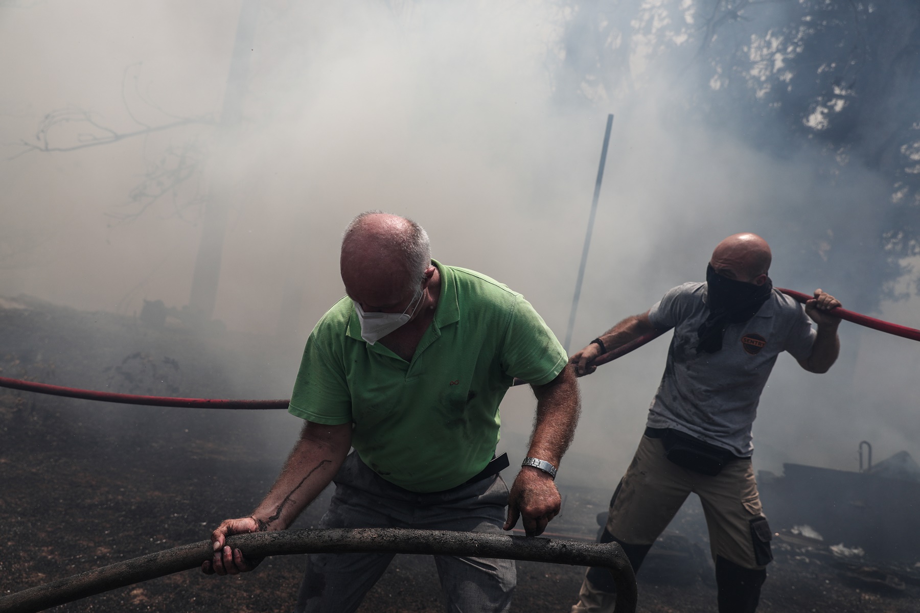 Βίλια φωτιά τώρα: Καίγονται τα πρώτα σπίτια – Στη μάχη με τις φλόγες 21 εναέρια μέσα